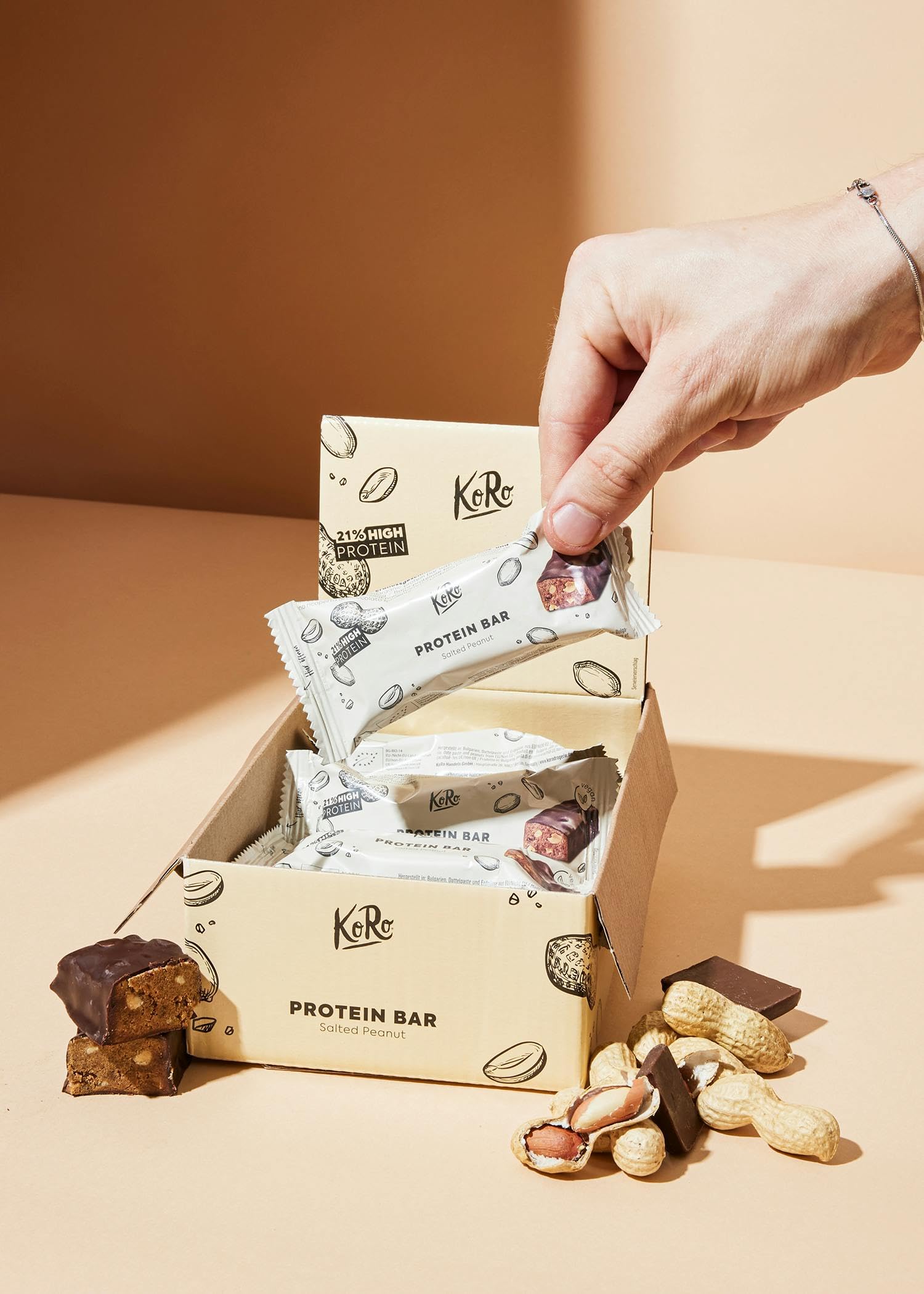 KoRo - Barretta proteica vegan Salty Peanut bio 12 x 50 g - Combinazione di arachidi e sale marino - Ricoperta di cioccolato fondente - Ricca di proteine e fibre