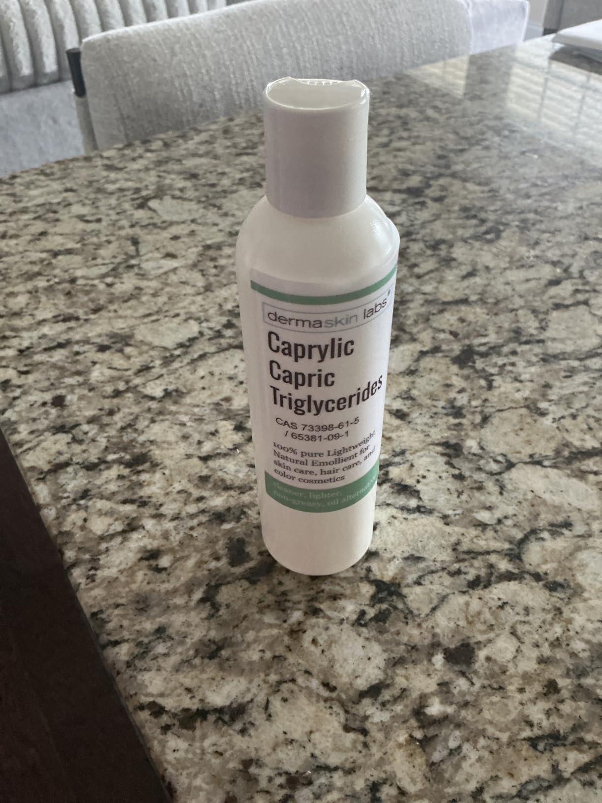 Dermaskin Labs Caprylic Capric Triglycerides Cosmetic Grade Lightweight Natural Emollient from Coconut Oil Ultra Purified MCT Oil DIY Non-Greasy Moisturizer Base for Creams, Lotions, Serums, Hair, Body Oils