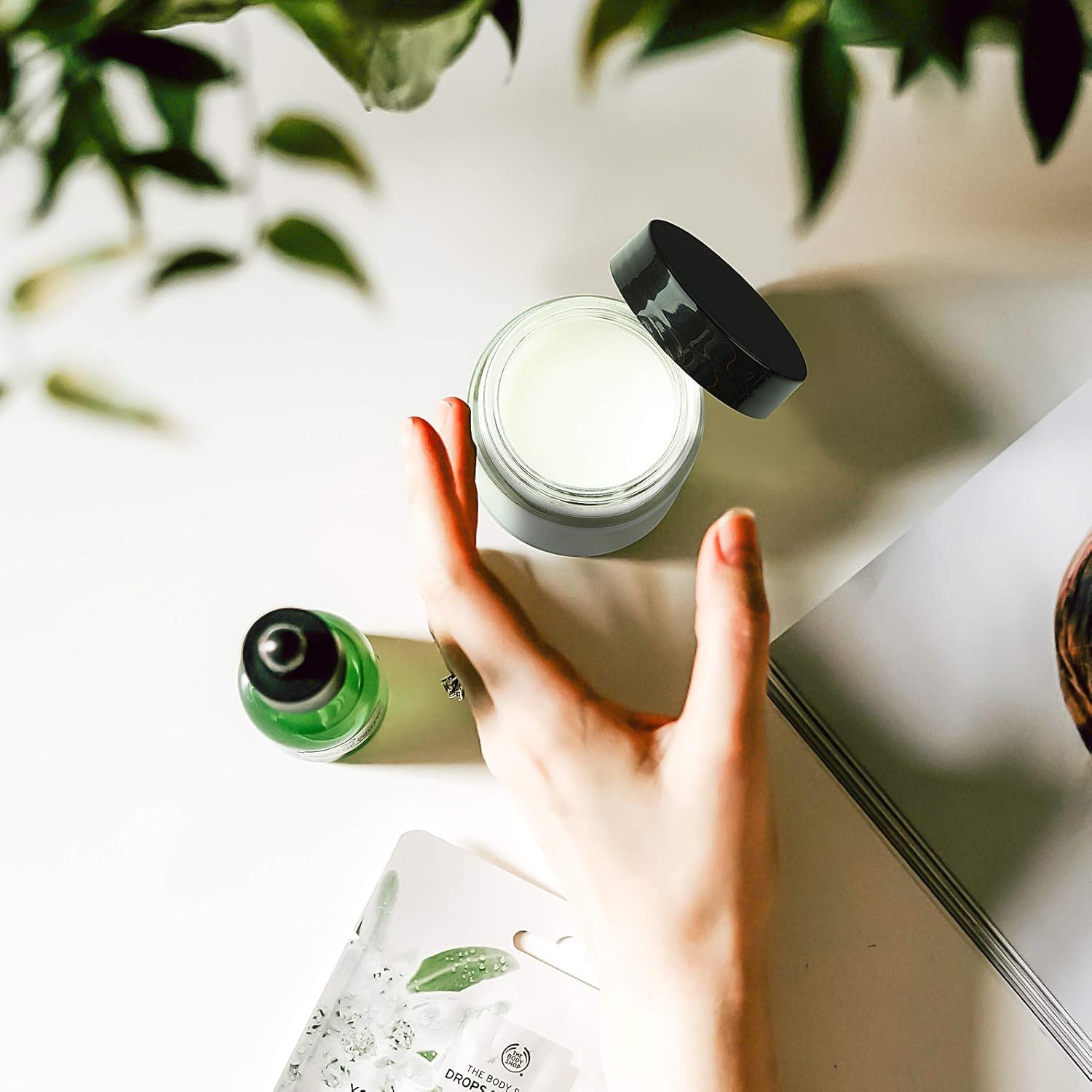 2oz Jars with Lids, HOA Kinh 40 Pack Clear Glass Jars with Lids Empty Cosmetic Containers Round Airtight Glass Jar with Black Lid for Storing Lotions Powders Ointments