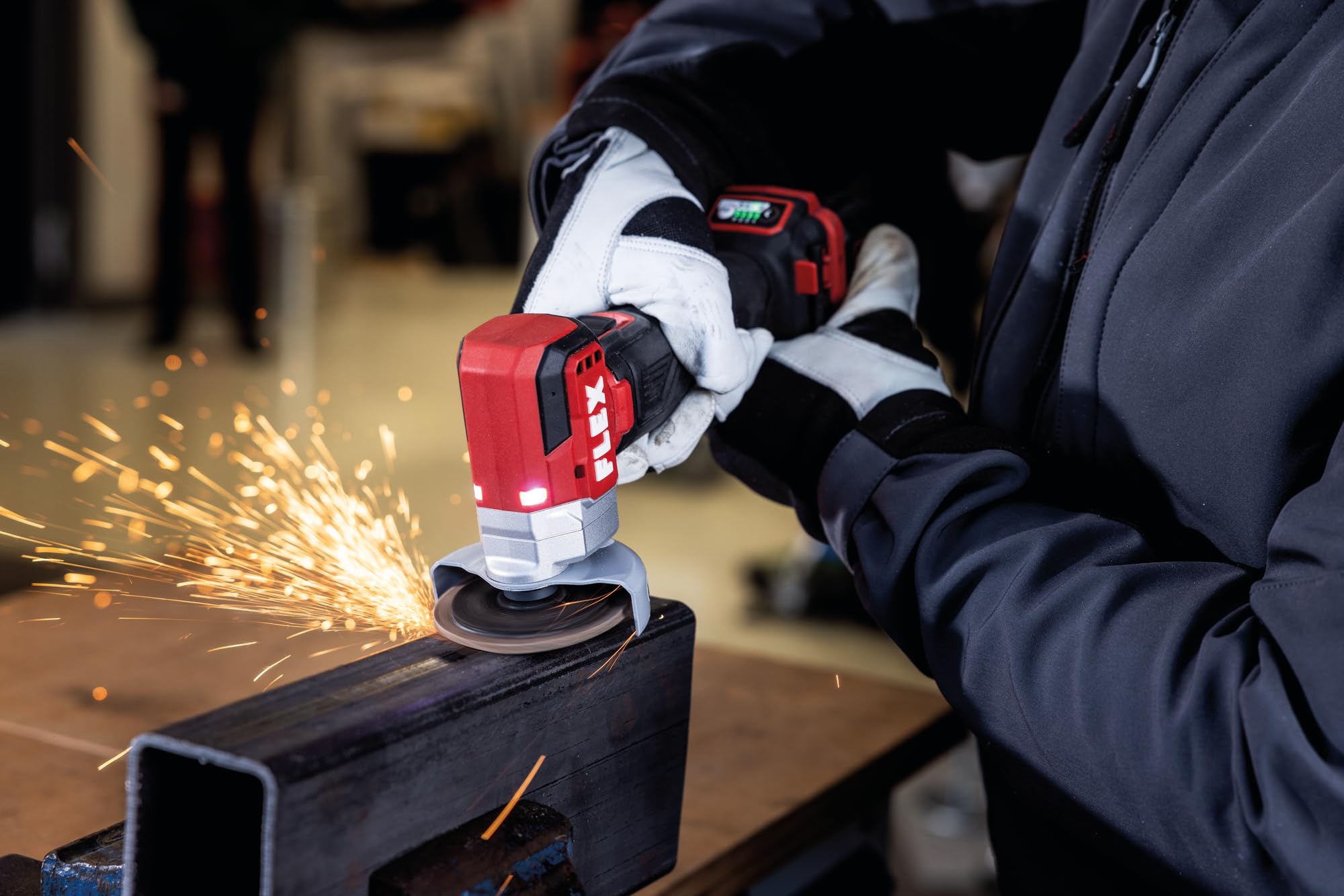 Flex Akku Winkelschleifer LBE 76 12-EC Set (schwarz/rot, LBE 76 12-EC C + CA + Akku + Tasche, 12 V, mit LED-Anzeige, ergonomisches Design, viel Stauraum, kurze Ladezeiten) 535121