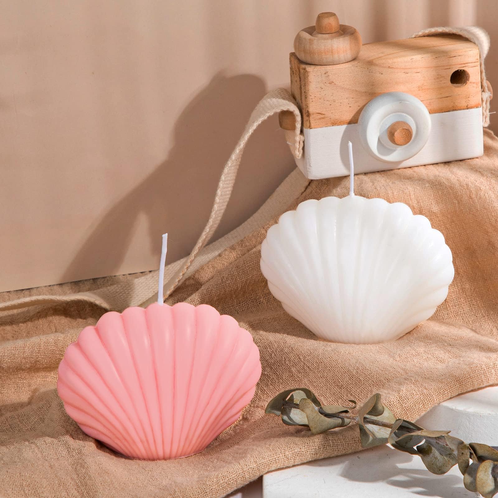 2 Pieces Seashell Scented Candles Aesthetic Trendy Candles Hand Poured Soy Wax Candle Handmade Shell Shape Candle Freesia Seashell Candle for Danish Pastel Room Decor, White, Pink (Cute Style)