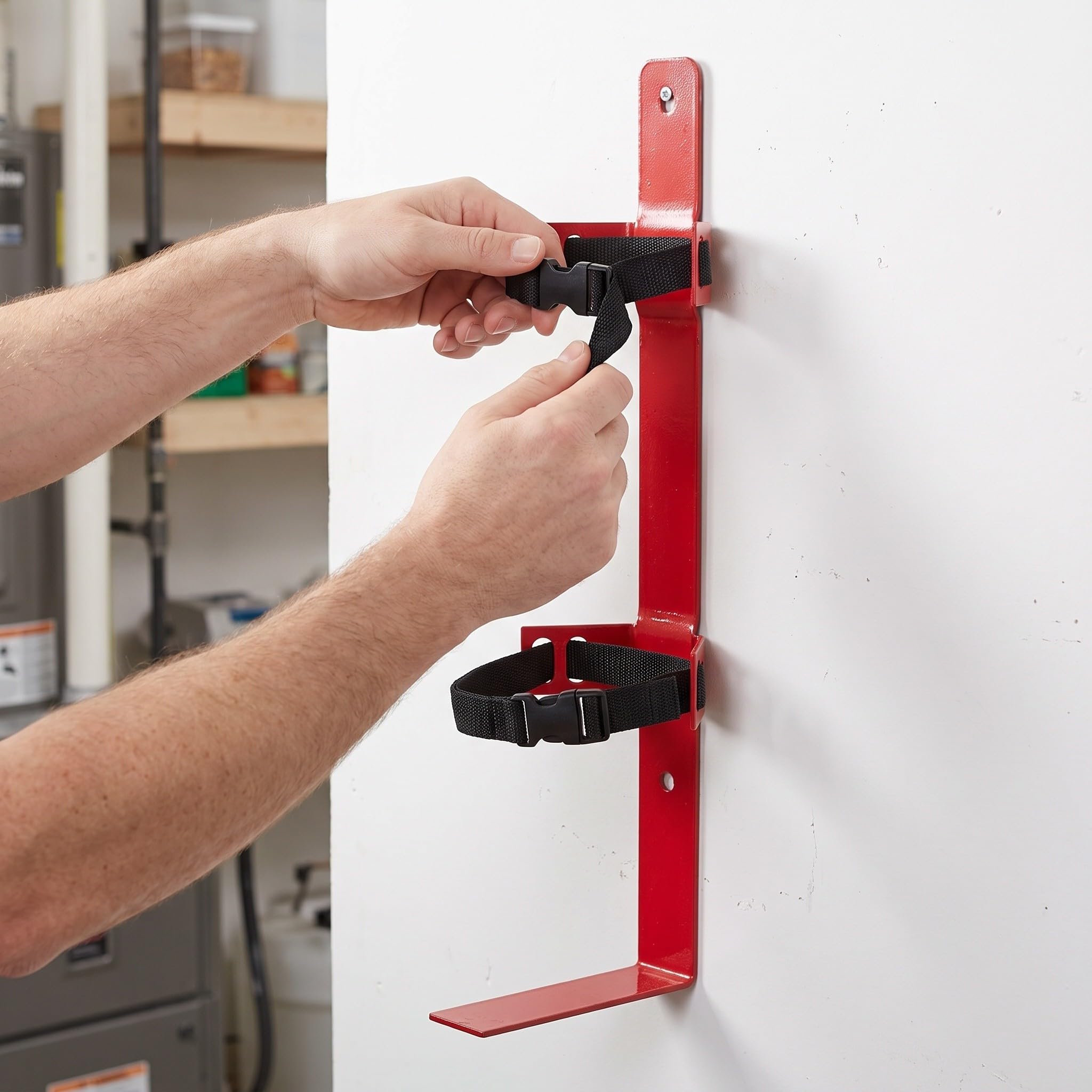 Operitacx Soporte de pared para extintor - Soporte metálico para extintor de 3 a 6 kg - Colgador resistente y que ahorra espacio para garaje, comercio, tienda y almacén.