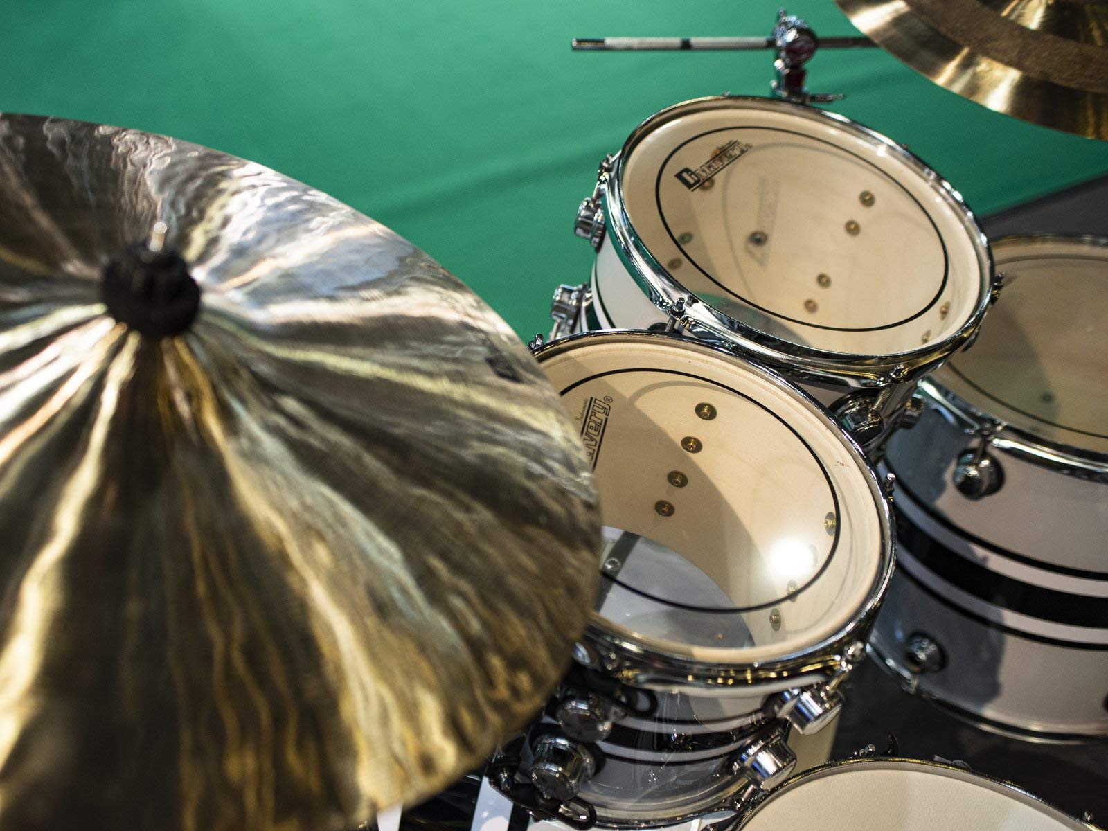 Dimavery DS-600 Schlagzeug-Set | Fünfteiliges Rock-Drumset mit Hardware