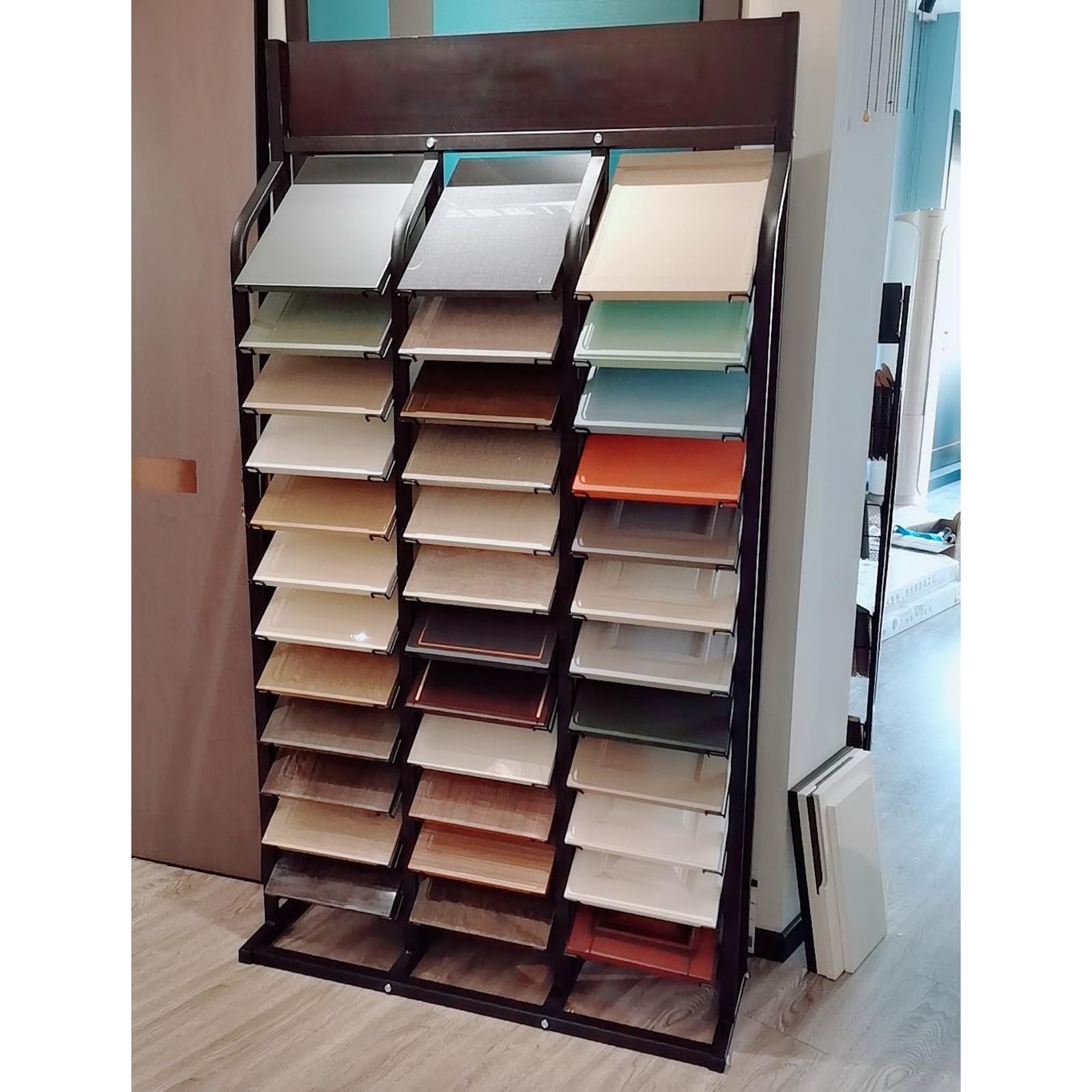 Présentoir métallique pour carreaux : rangez 36 échantillons sans encombrer le sol