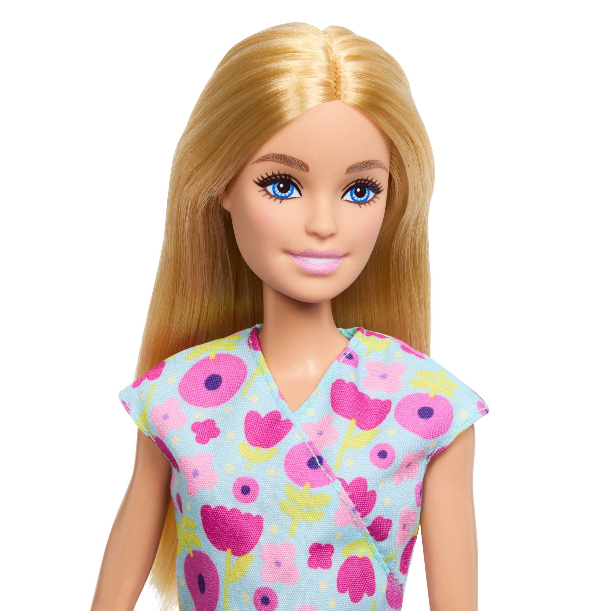 Barbie Carriere - Pediatra, set con bambola bionda con camice a fiori colorato, 2 mini bambole neonati, lettino per le visite e accessori a tema inclusi, 3+ anni, JMK12