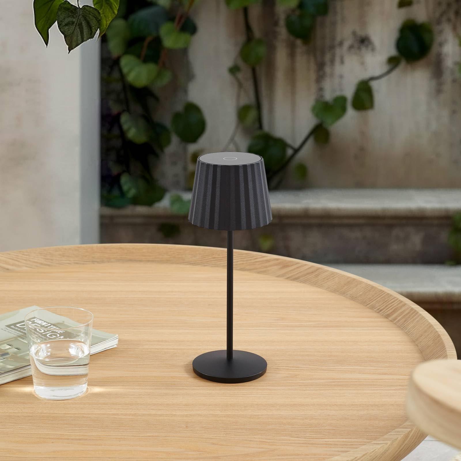 Lindby Lampada da tavolo a LED dimmerabile senza fili con sensore touch, lampada da tavolo portatile ricaricabile per interni esterni IP54 lampada da giardino