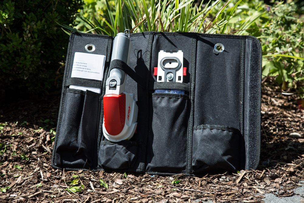 IKRA Akku Grasschere Strauchschere 2in1 IGBS 1054 LI 7,2V Laufzeit max 175 Min inkl Akku Ladegerät & Tasche, Grau/ Rot