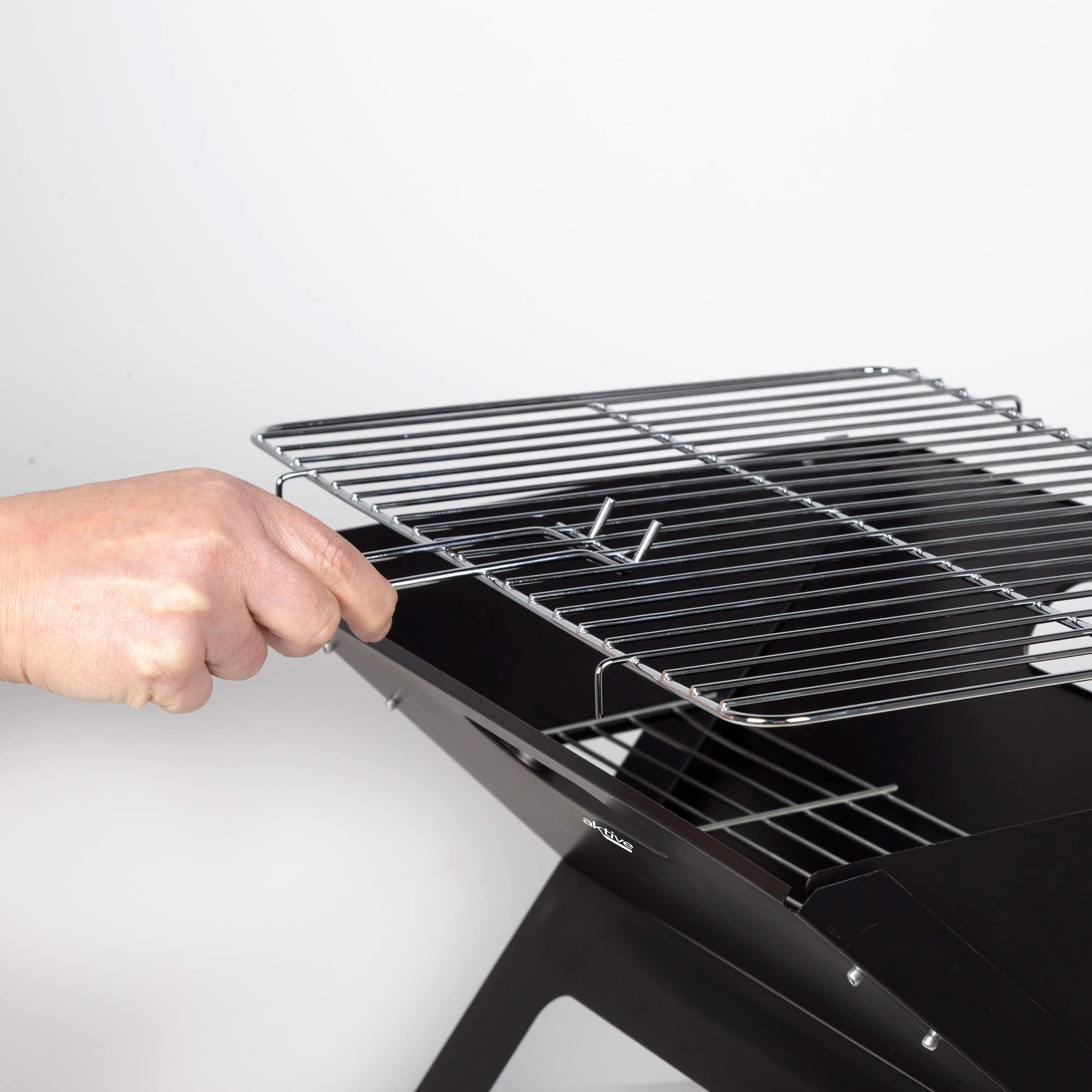 AKTIVE 63033 przenośny składany grill ze stali węglowej, czarny, prostokątny, z uchwytem do przenoszenia, wymiary 45 x 29 x 30 cm, łatwy w montażu i transporcie, grill kempingowy, taras, balkon
