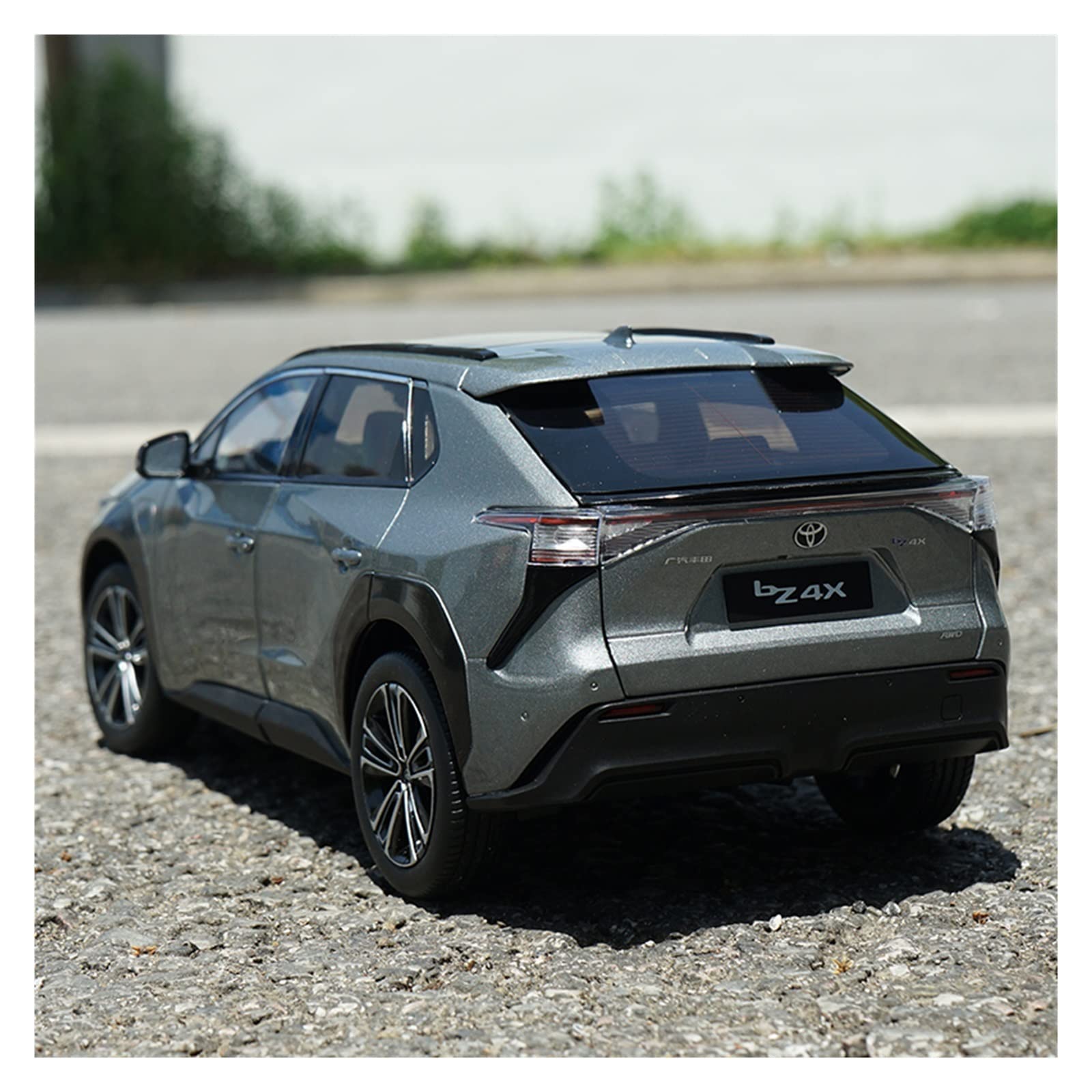 Scale Finished Model Car 1:18 Scale for Toyota BZ4X 2022 Alloy Die
