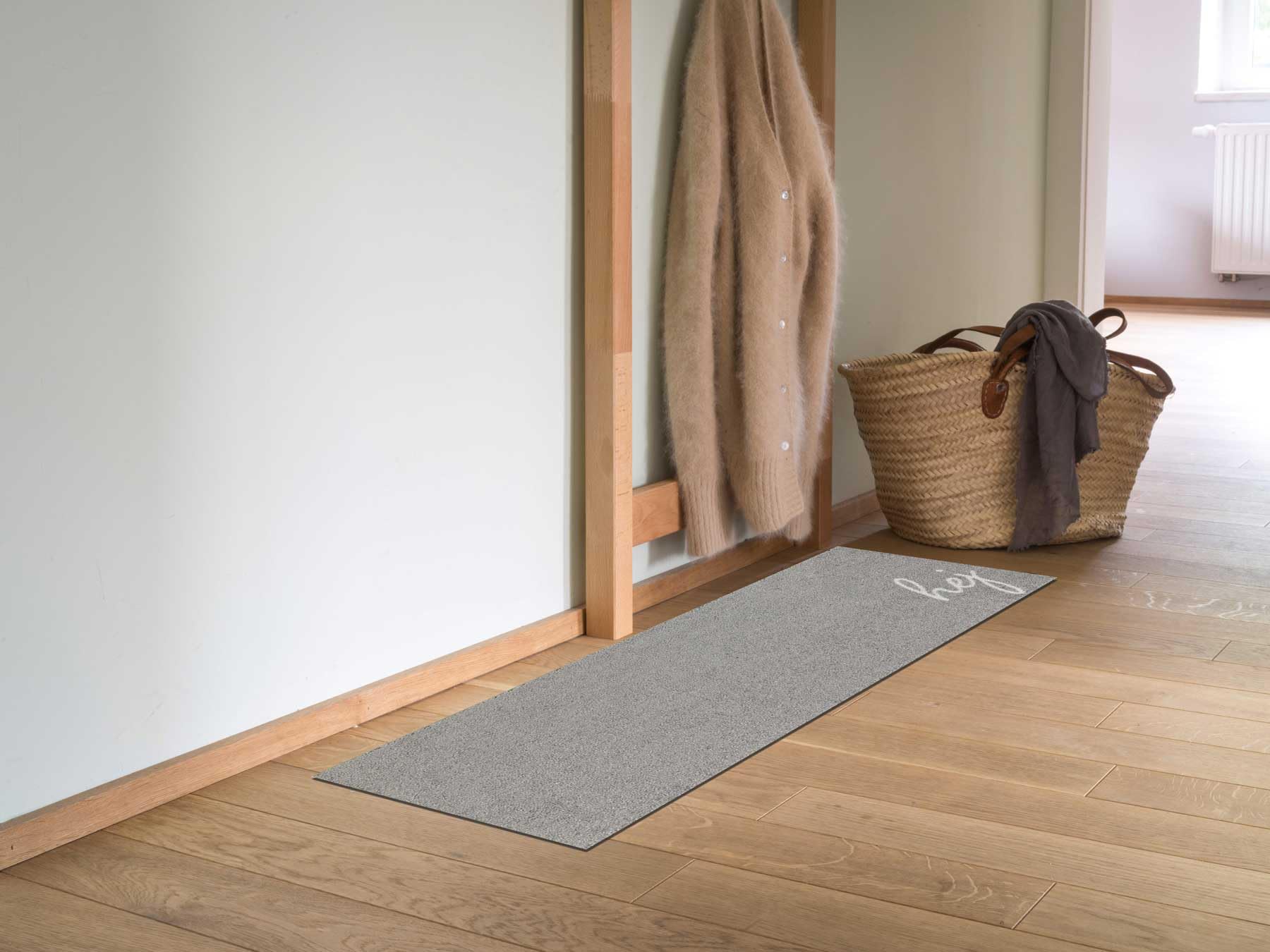 MOCAVI Mat Fußmatte Schuhparkplatz 30x100 cm waschbar warm-grau Hej Scandi Schuh-Teppich lang, schmal, Schuhe ausziehen, Deko sbereich innen, außen, Matte, Haustür, Stiefelmatte