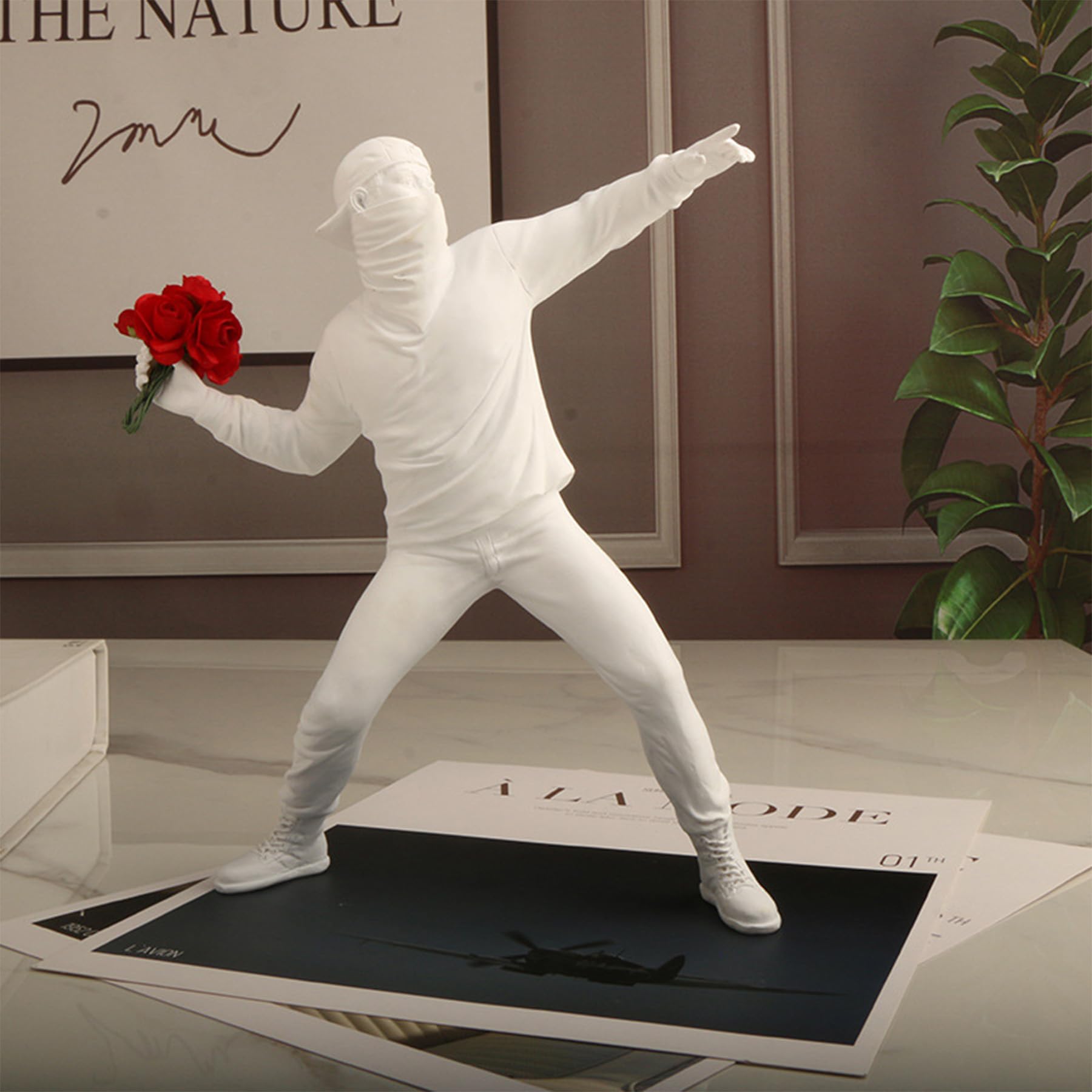 Banksy Figura Scultura Il Lanciatore di Fiori, Figura Decorativa Street Art per Ufficio Domestico Soggiorno Collezioni d'Arte Decorazioni (Bianco)