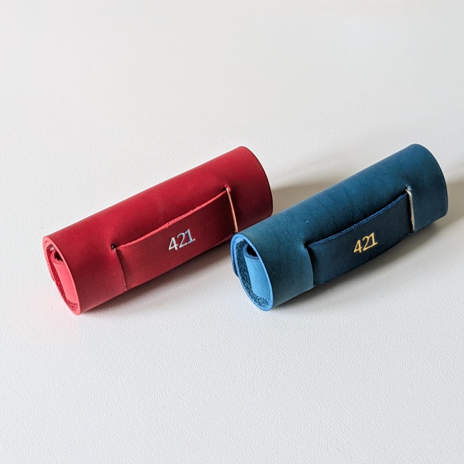 Jeu de 421 dans Un étui en Cuir véritable, fabriqué à la Main en France. Personnalisation pour Cadeau.