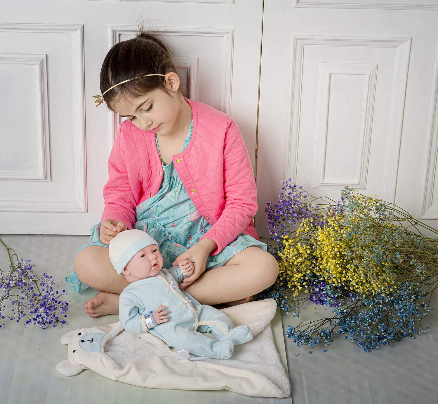 JC TOYS - Bambola La Newborn appena nata da 38 cm, con corpo morbido, include tutina, coperta morbida con cappuccio e 4 accessori, blu, progettata in Spagna da Berenguer, +2 anni