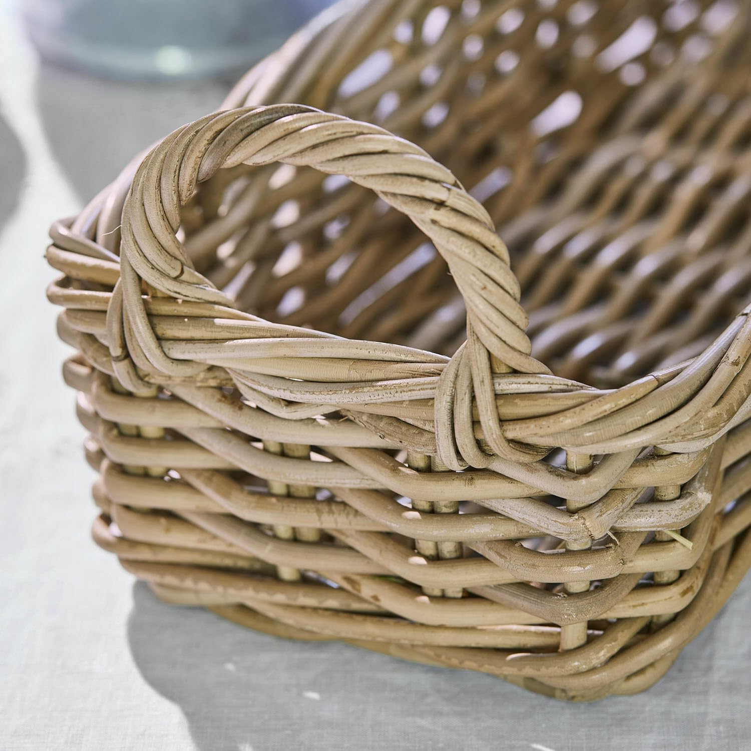 Loberon Balmis Corbeille - Tressage Solide en rotin - Anses Pratiques, Marron/Gris