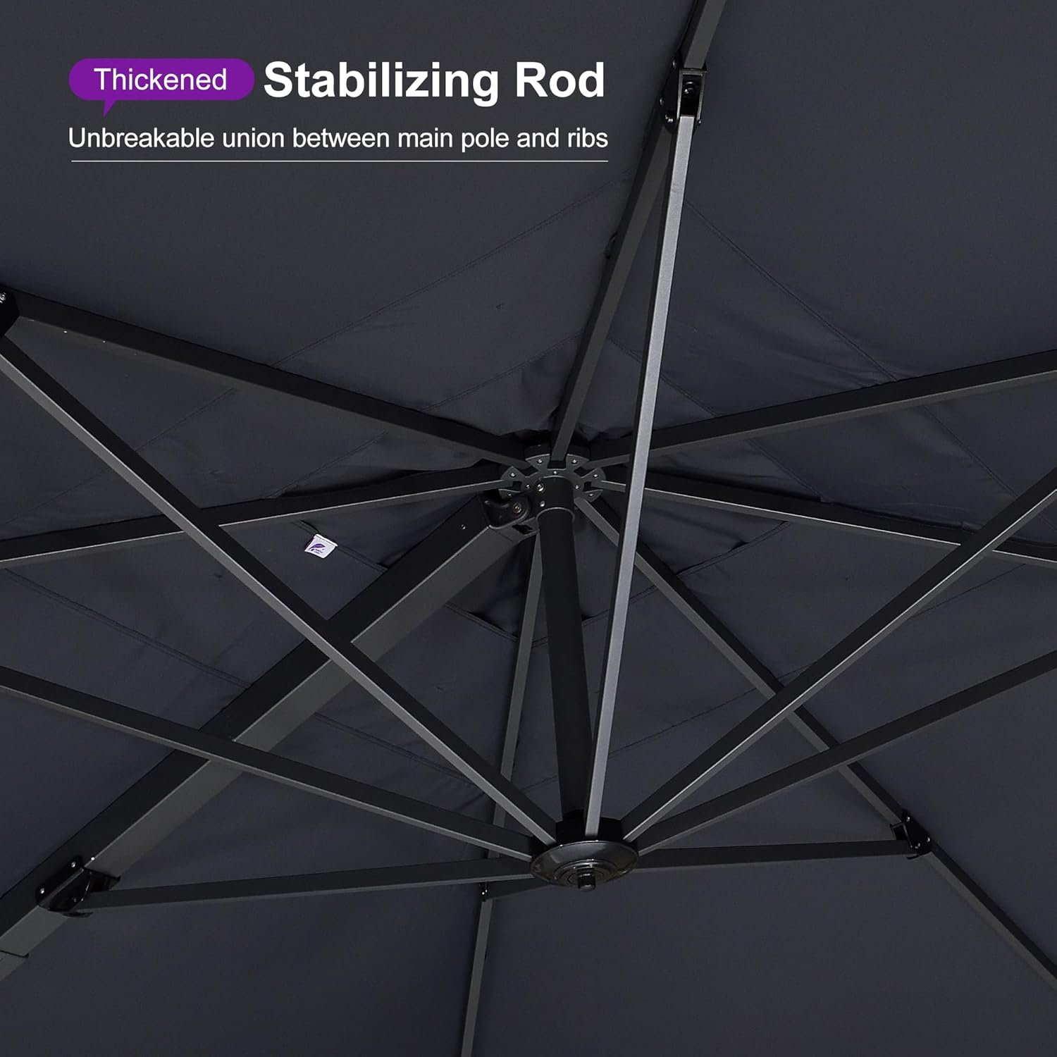 الجانب السفلي view of the umbrella canopy showing the thickened stabilizing rod and heavy-duty ribs.