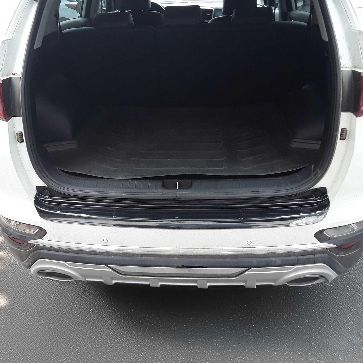 OMAC Rear Bumper Sill Cover for Kia Sportage 4.gen 2017-2019 Pre-FL – Gloss Black Acrylic Finish