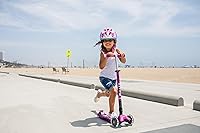 Vista 4 de Micro Kickboard – Maxi Deluxe plegable LED – Triciclo, inclinarse para dirigir, plegable para llevar – Micro patinete suizo diseñado para niños