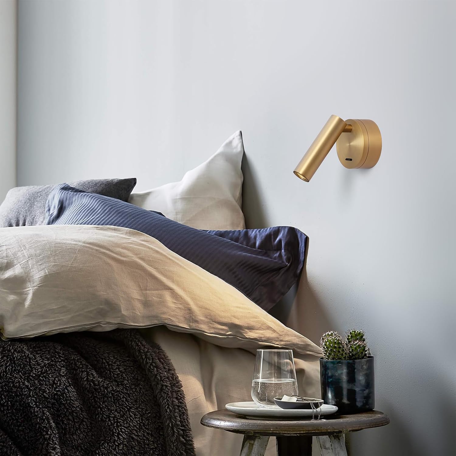 Lampă de perete cu funcție de rotire