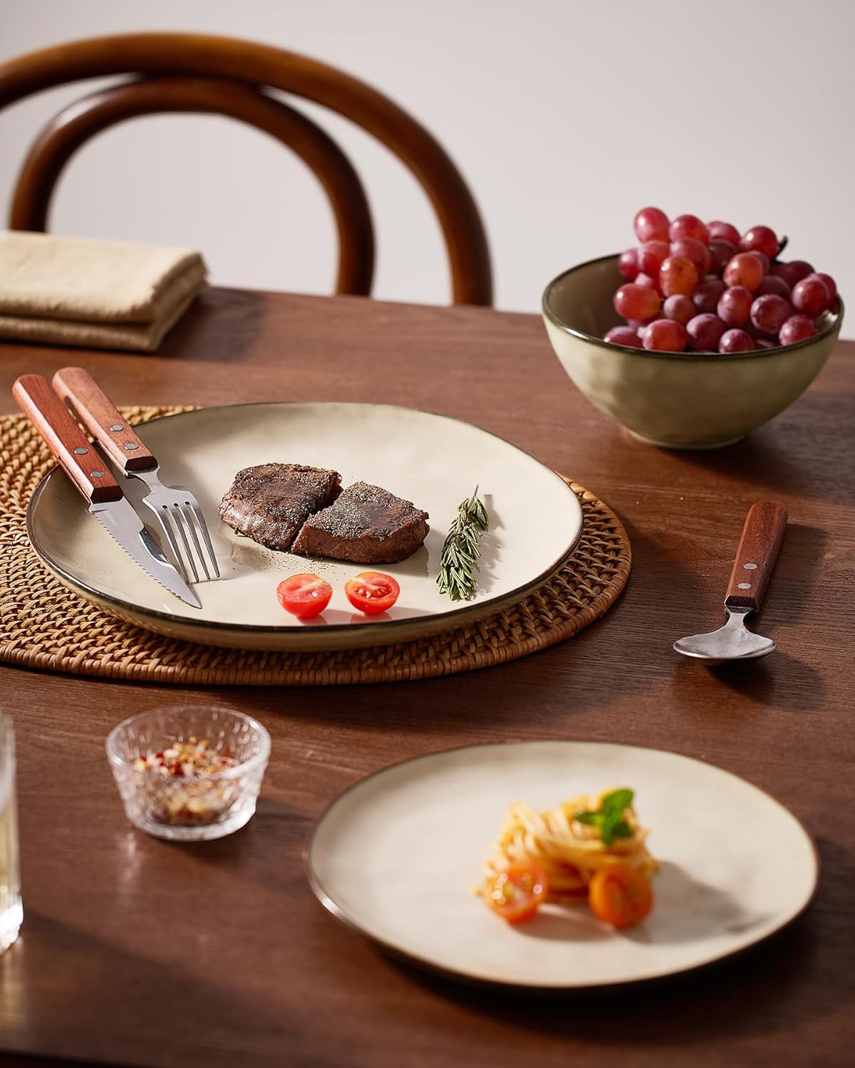 Famiware Dinnerware Sets for 4, Ocean Round 12-Piece Kitchen Plates and Bowls Sets, Microwave and Dishwasher Safe, Scratch Resistant, Light khaki