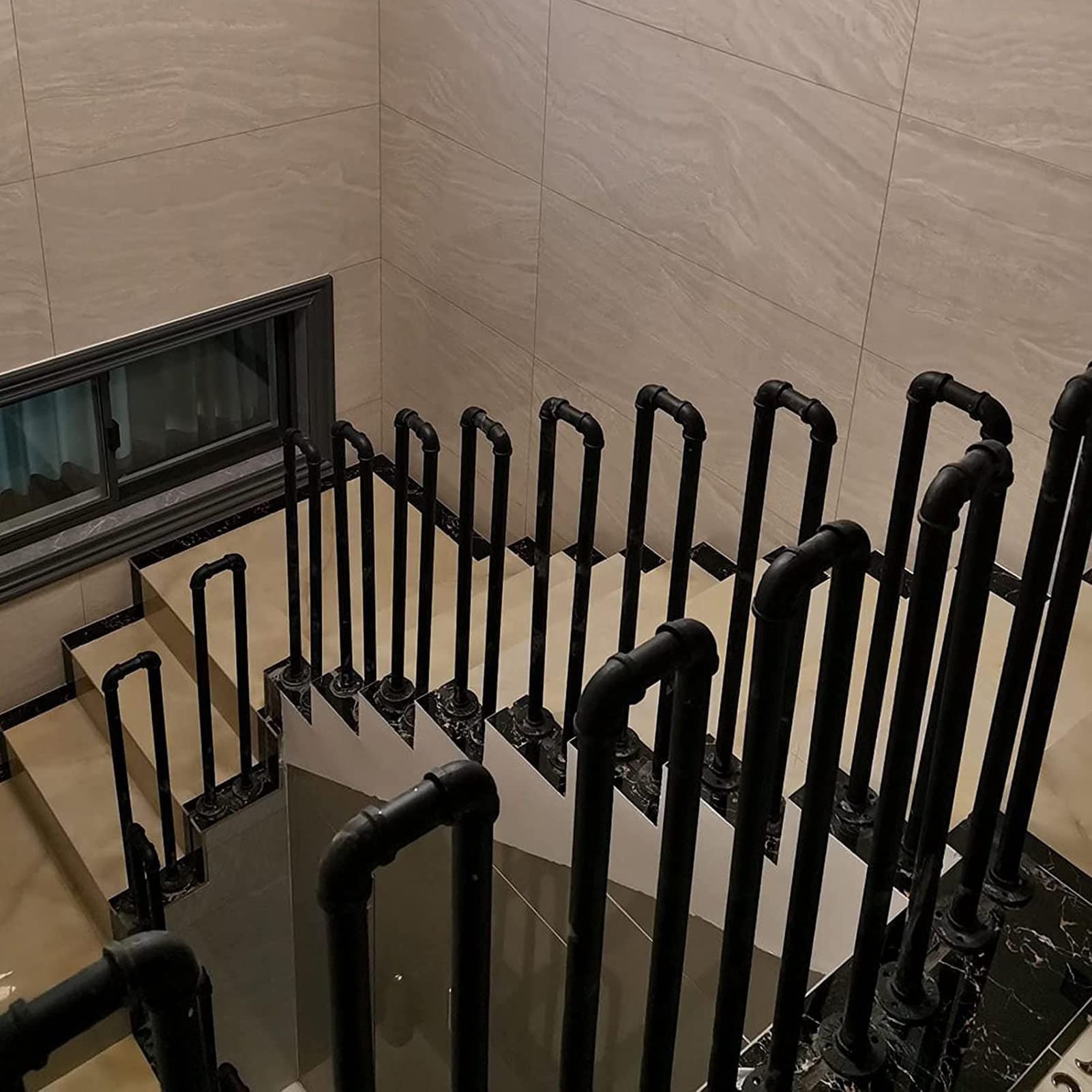 Poręcz schodów Przemysłowe balustrady z kutego żelaza w kształcie litery U Antypoślizgowa bezpieczna poręcz schodów do ogrodu Korytarz na poddaszu Willa Hotel Słupy/bar dla starszych dzieci(70cm)