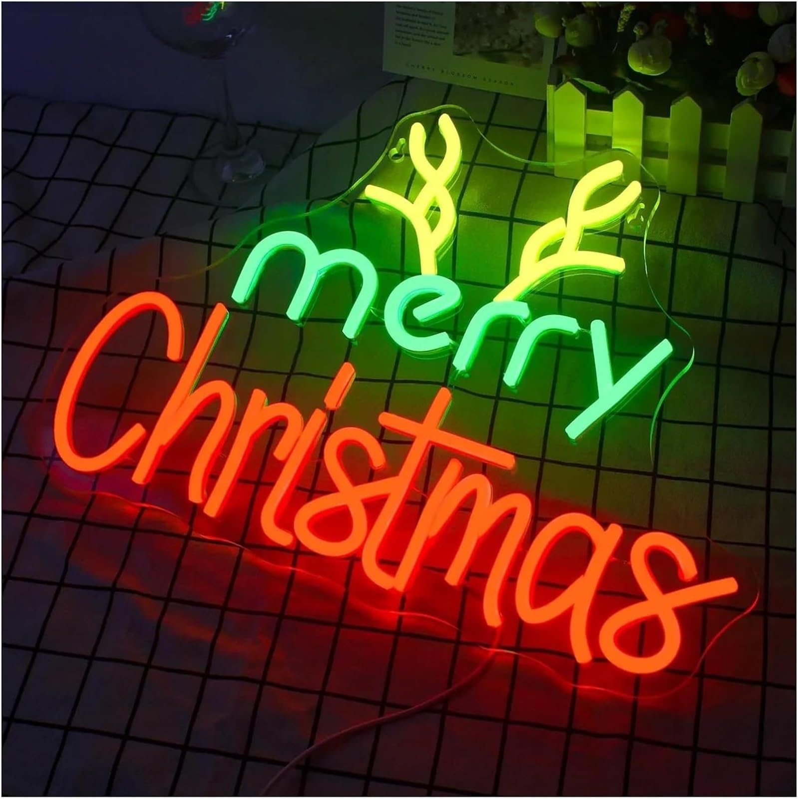 Letrero de neón navideño con letras coloridas e iluminación interior, gorro Papá Noel