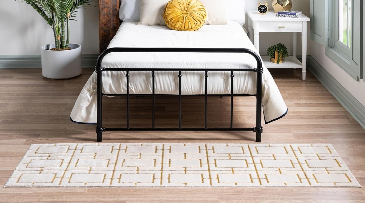 Rugs.com Marilyn Monroe™ Glam Trellis Collection Rug – 6 Ft Runner White Gold Medium Rug Perfect for Hallways, Entryways