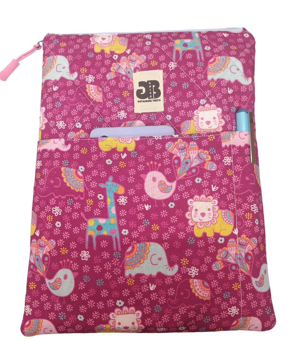 GALBA®. PACK Bata, Babi, Delantal Cruzado de maestra de educacion Infantil ANIMAL FANTASY + Funda Tablet 11" + Estuche Lapices + Lanyard + Llavero + Monedero TALLA M