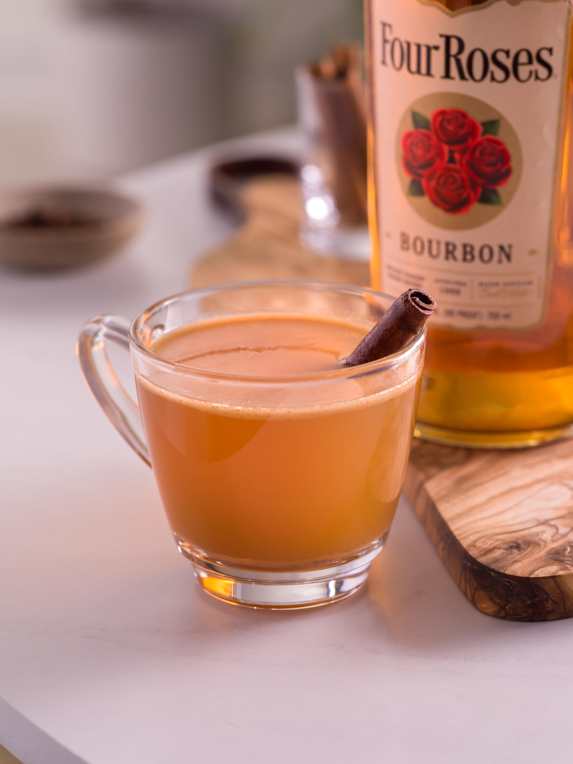 Four Roses Kentucky Straight Bourbon Whiskey – Sanfte Komposition aus 10 verschiedenen Whiskeys – Bourbon mit fruchtig-süßem Geschmack – 1 x 1 l