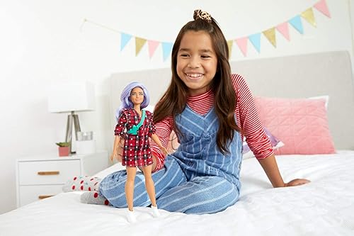 Vista 9 de Barbie Fashionistas # 159 - Muñeca pequeña con cabello café claro, vestido teñido tipo camiseta, zapatos blancos y visera, juguete para niñas de 3 a