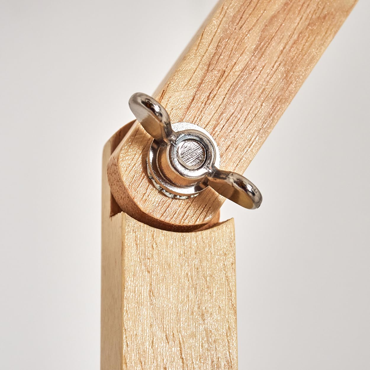 HOFSTEIN Stehleuchte Tukchor, Stehlampe aus Holz/Metall/Stoff in Natur/Weiß, verstellbare Leuchte im Boho-Design mit Ablageflächen u. Schalter, 152,5 cm, E27, Wohnzimmer, Schlafzimmer, Esszimmer