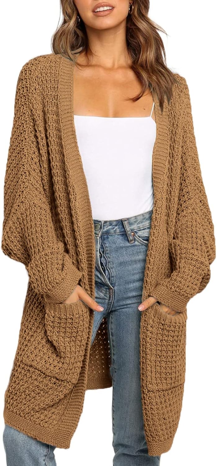 Lange gebreide jas met kabelpatroon. Model met oversized schouders en