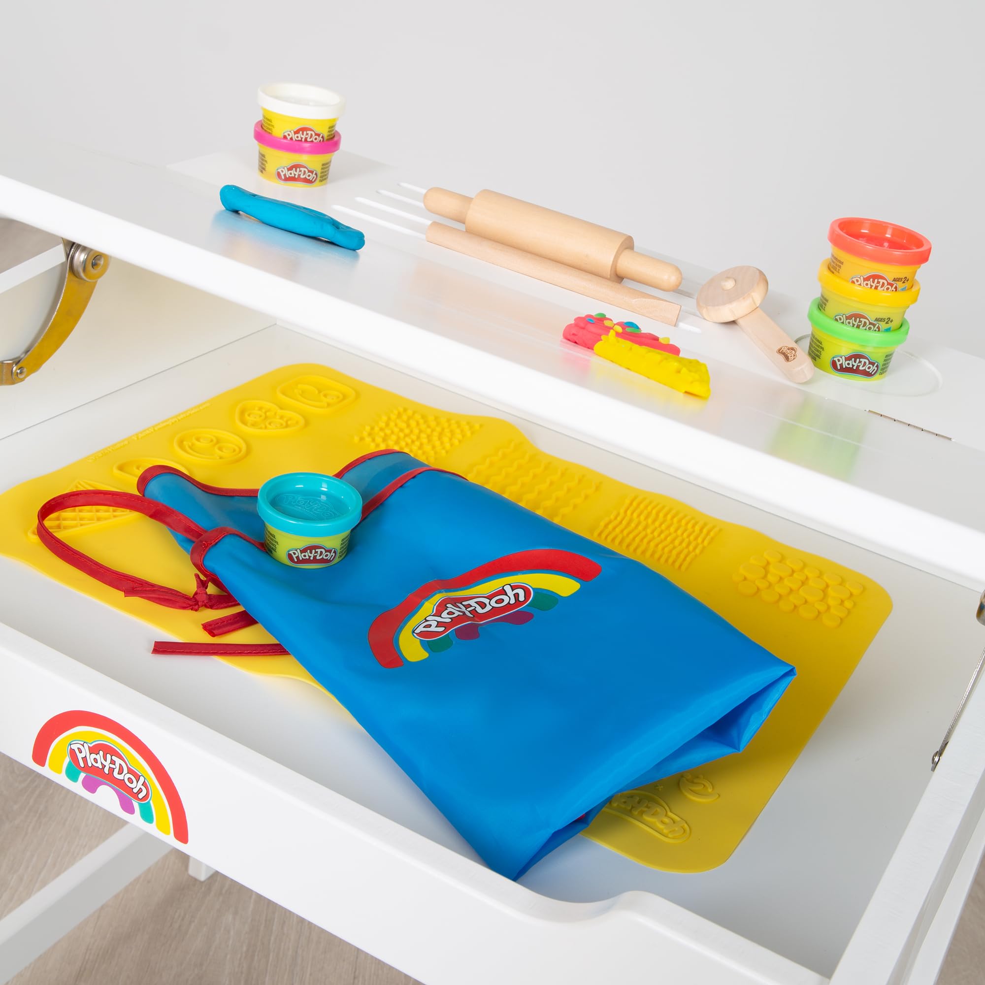 roba x Play-Doh Escritorio Escolar - Herramientas de Madera certificada por el FSC, Alfombra Creativa, 6 latas de plastilina, Delantal y Silla - Escritorio para Pintar, Manualidades y Jugar