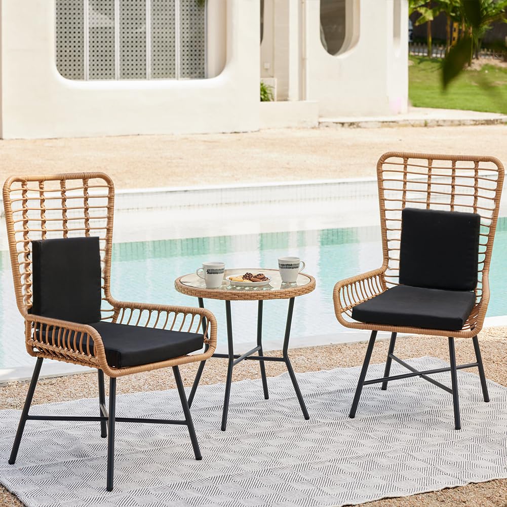 BAKAJI Set 3 Pezzi Arredo Giardino in Rattan con Tavolino Ripiano in Vetro e 2 Sedie con Cuscini Imbottiti, Arredamento per Esterni, Patio, Balcone, Terrazza, Design Moderno Elegante (Design 2)