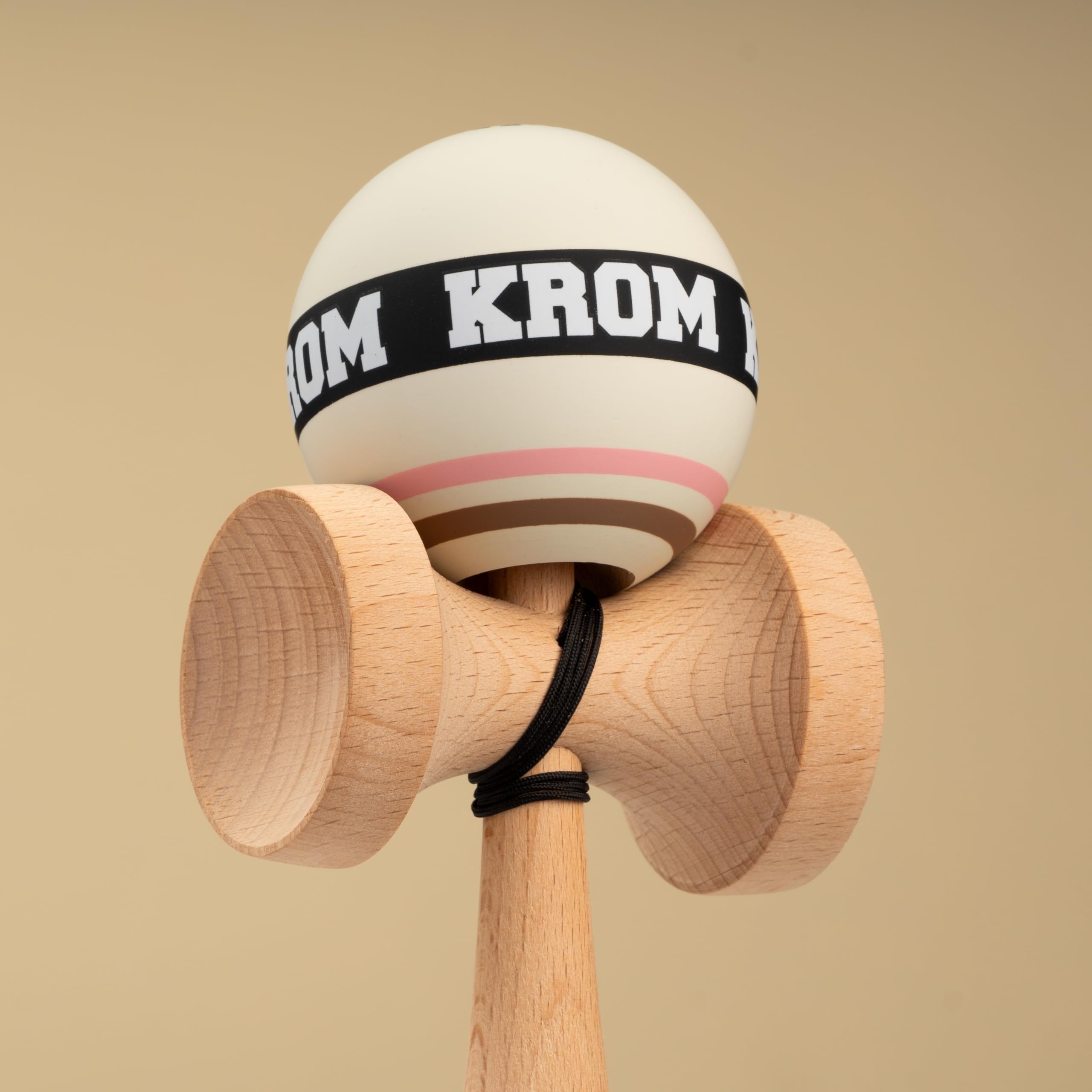 KROM Kendama STROGO Neapolitan Vanilla – Kendama de Madera para Principiantes y Jugadores avanzados – Juego de Habilidad para Uso Interior y Exterior – Juguete de Madera con Cuerda y Bola