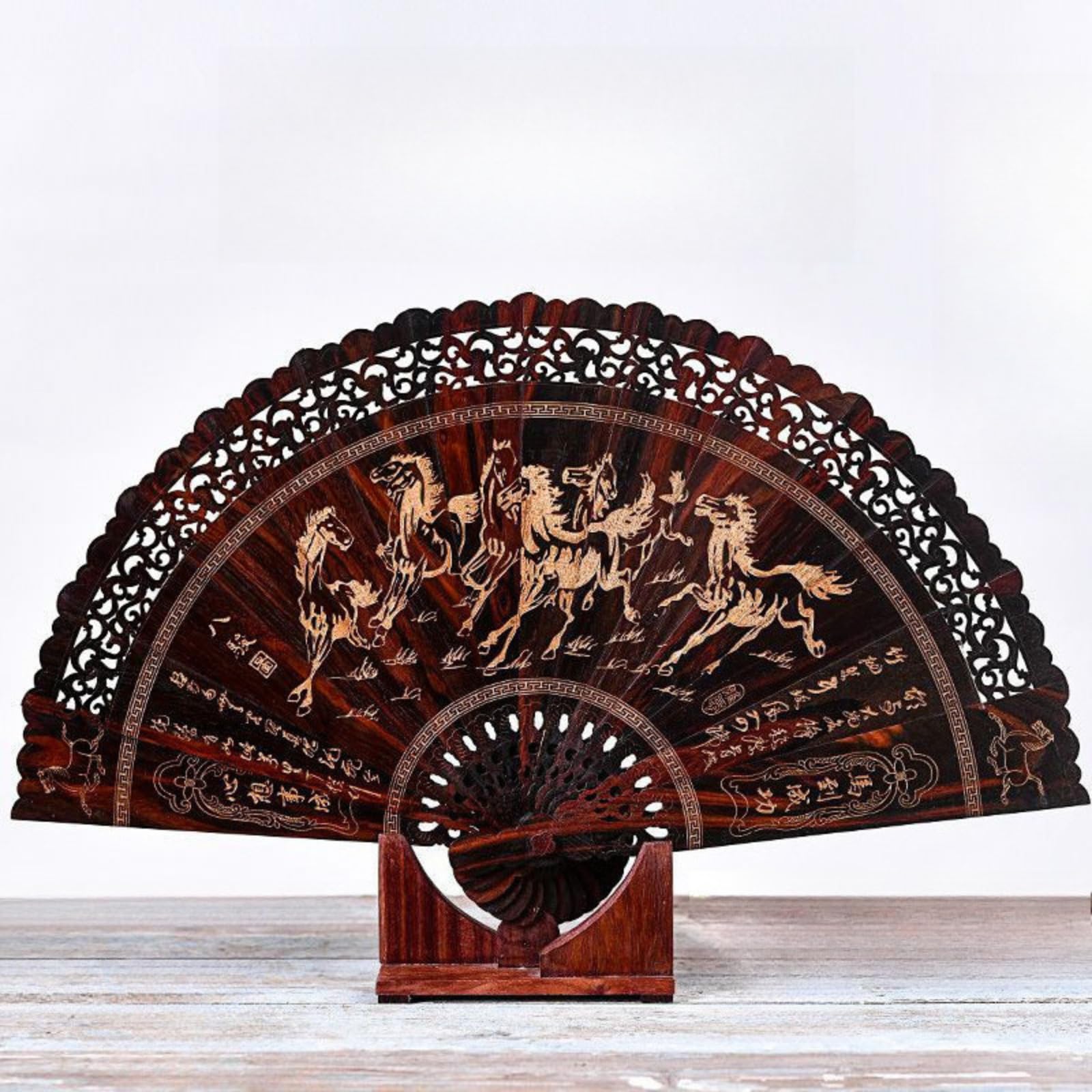 Éventail pliant chinois sculpté de 27 cm : un artisanat d'art d'exception pour salon