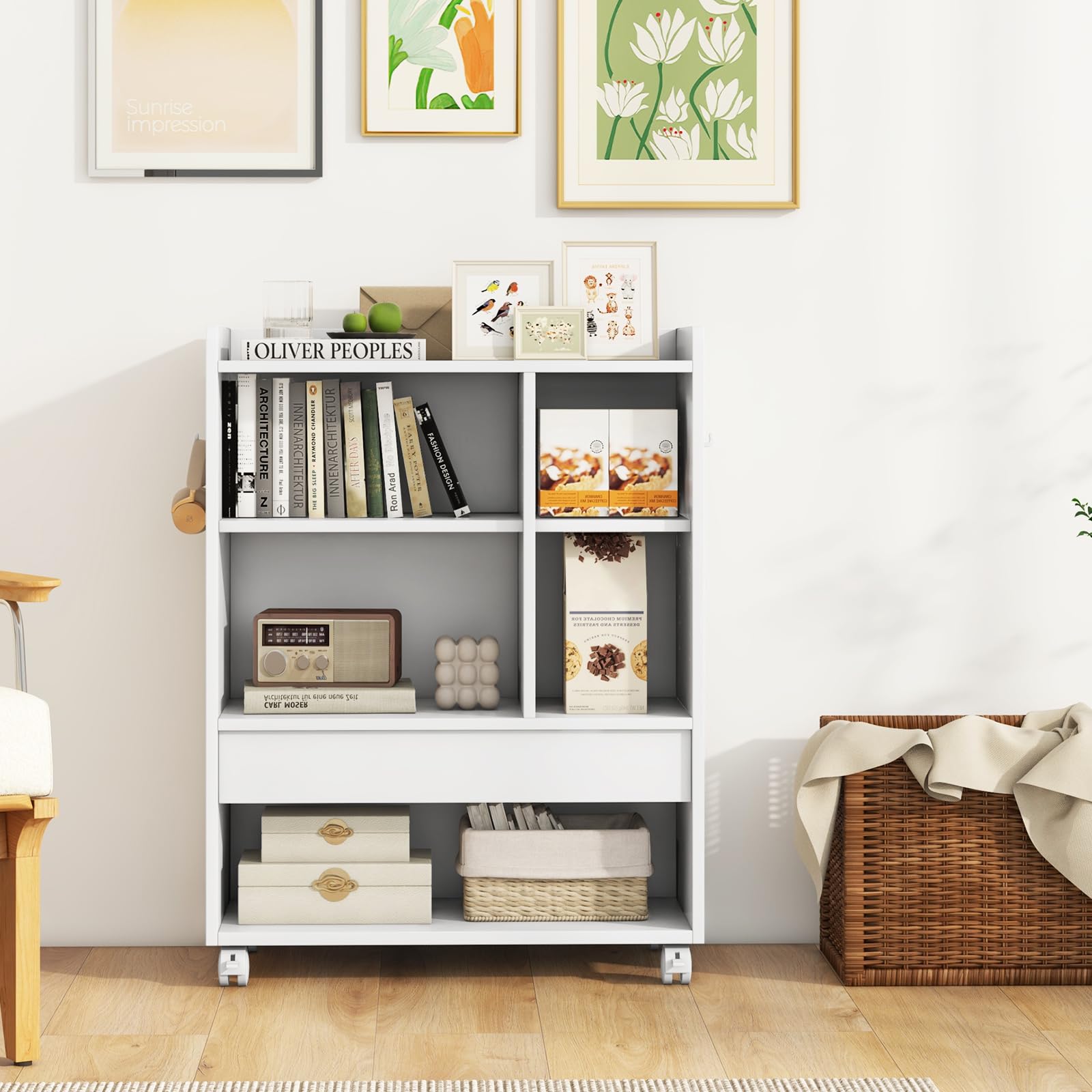 KOMFOTTEU Mobile Porta Stampante con Cassetto, Ganci, Protezione Bordo, Ripiani Regolabili, e Ruote Bloccabili, Schedario da Ufficio in Legno， Mobiletto da Archivio, 63,5 x 30 x 84,5 cm (Bianco)