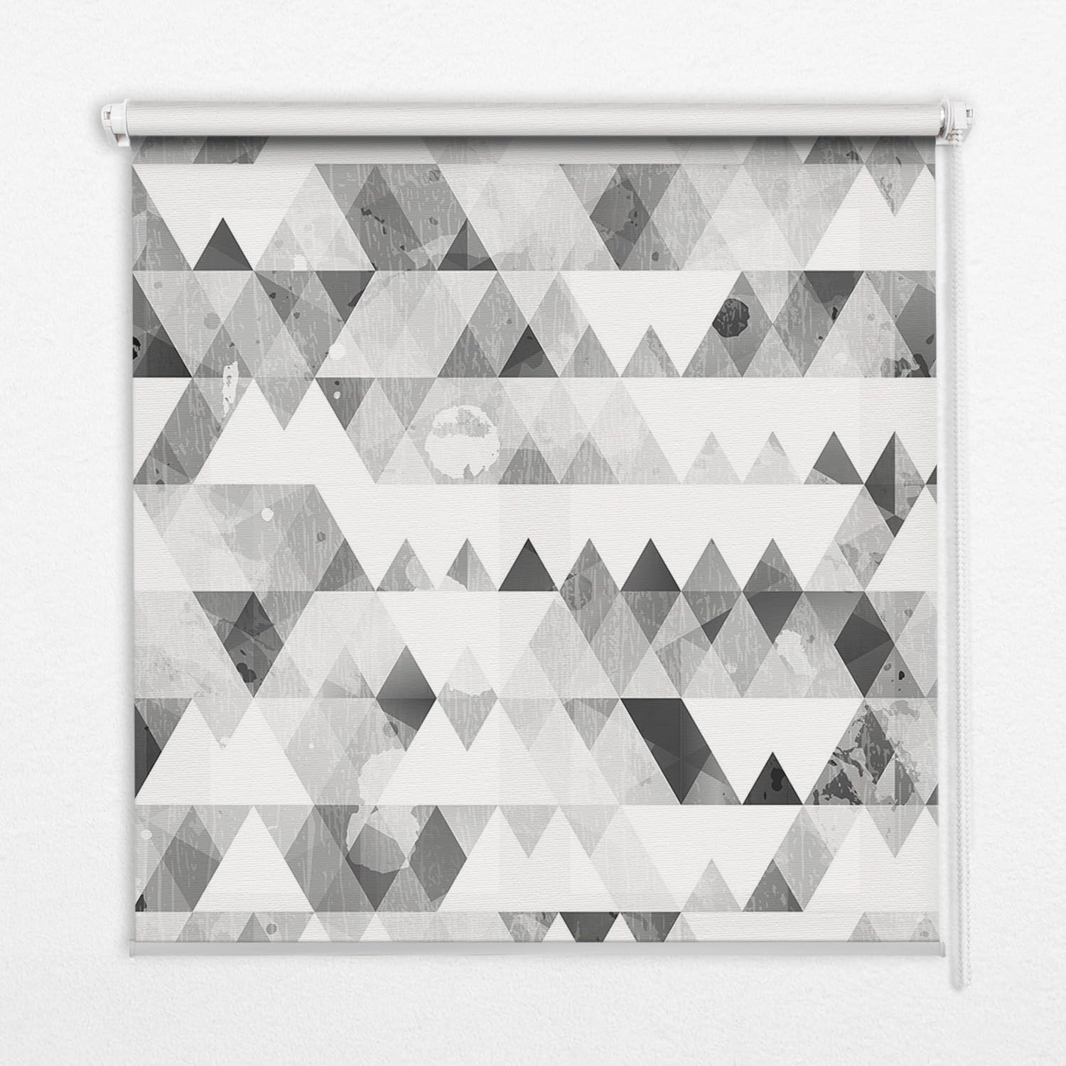 Store enrouleur occultant motif triangles gris avec pose facile
