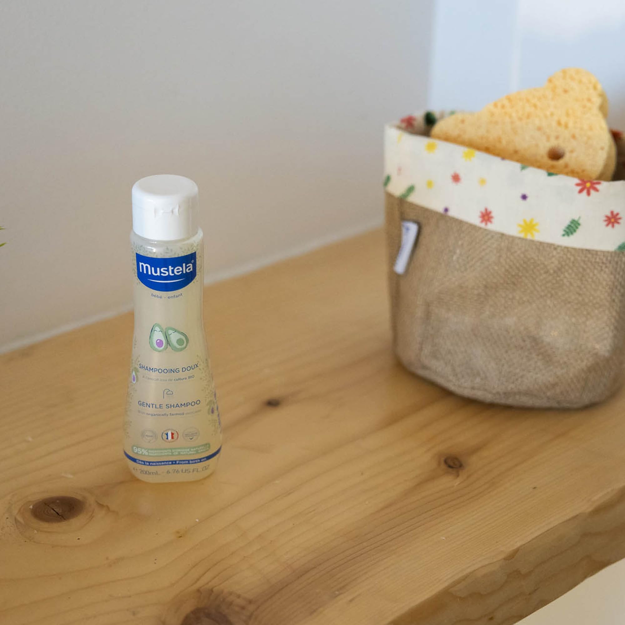 Mustela Shampoo Dolce al Perseose di Avocado BIO e Camomilla, Corpo e Capelli, Neonati, Bambini, Tutta la Famiglia - Evita la Formazione dei Piccoli Nodi, Non Brucia (200ml)
