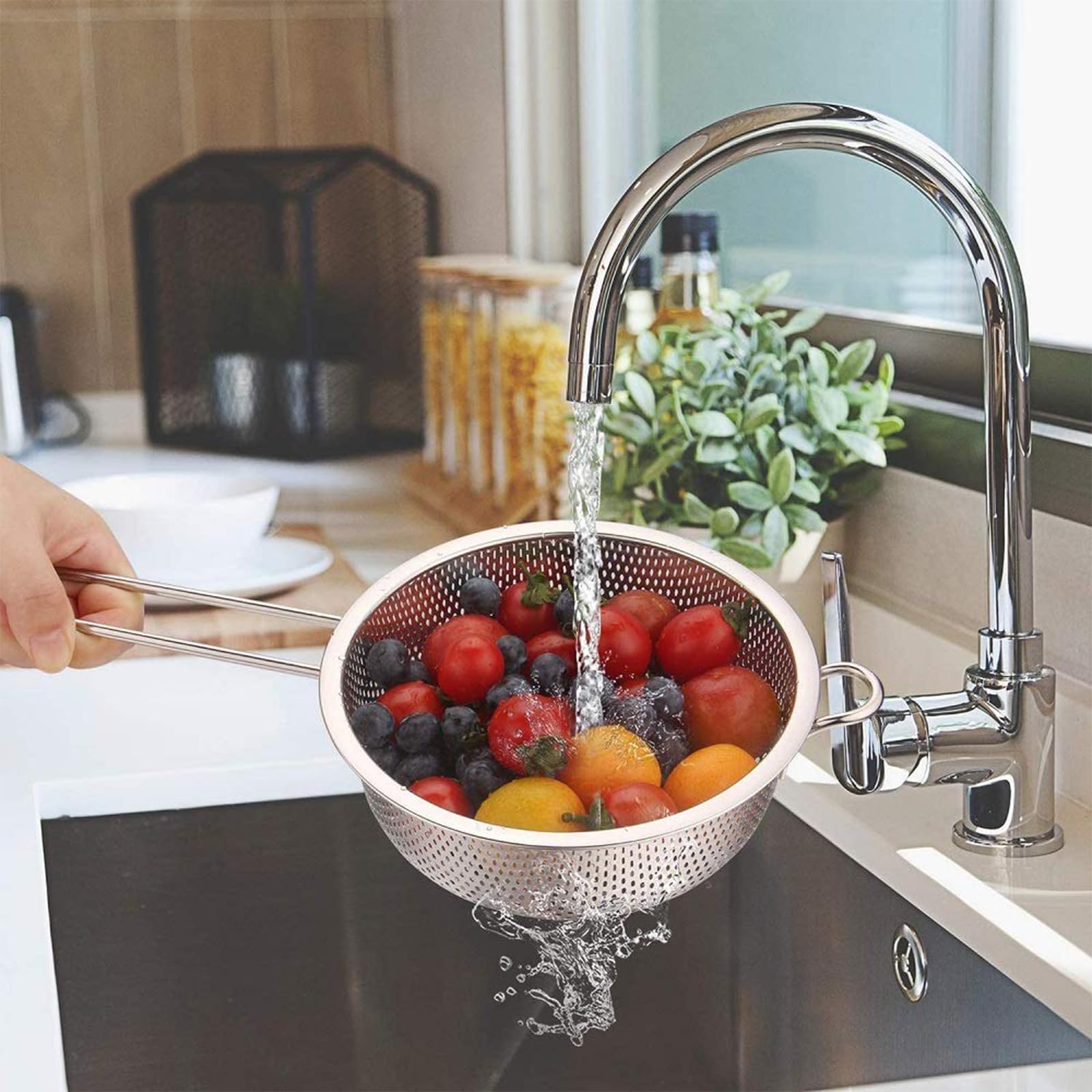 Scolapasta in acciaio inox a maglie fini per filtrare e drenare efficacemente vari ingredienti