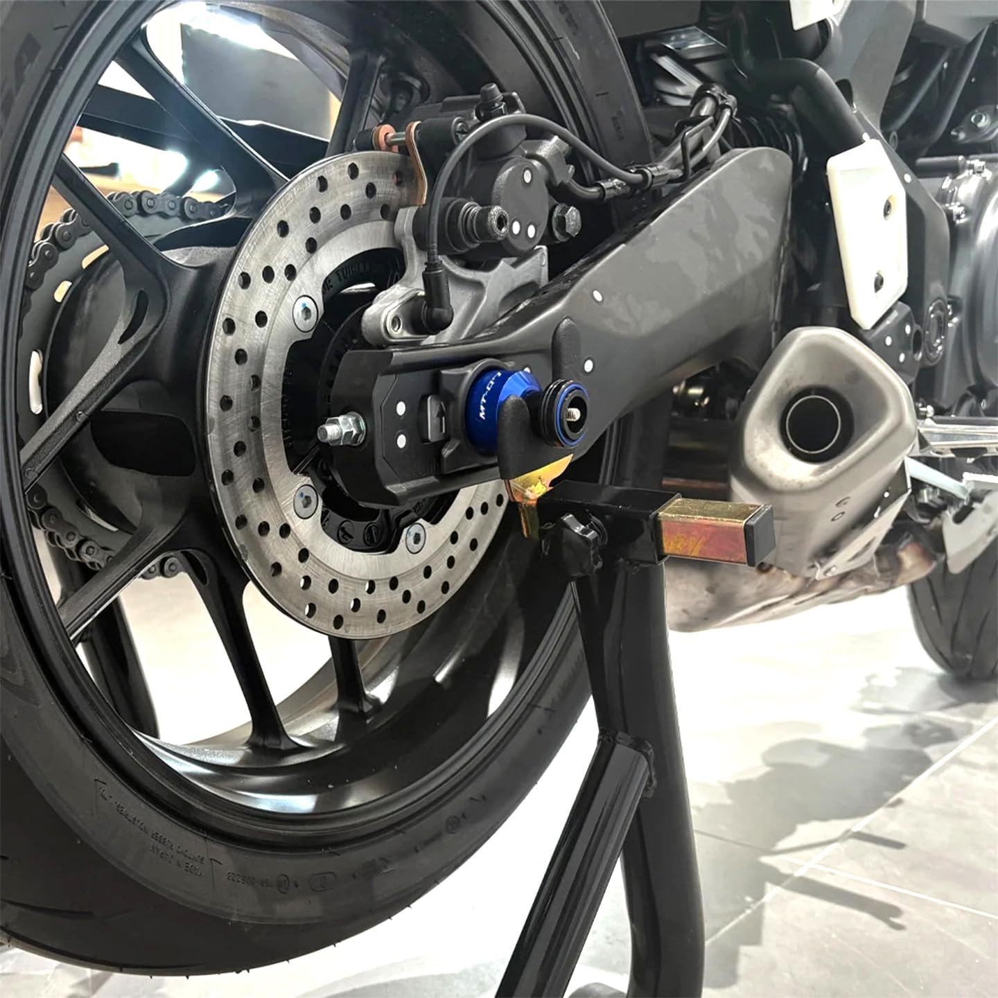 Compatible With 2025 MT07 MT-07 FZ07 2014-2024 2025 2026 MT07 Accessories Motorcycle Rear Wheel Frok Sliders Axle Crash Protector mt 07 Swingarm Spools Stand Slider (Blue)