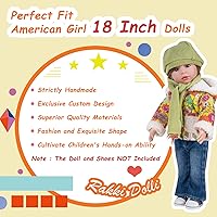 Vista 4 de Conjunto de ropa de muñeca de 5 piezas. El juego incluye abrigo amarillo colorido, bufanda y sombrero verdes, jeans azules y camiseta blanca, ropa