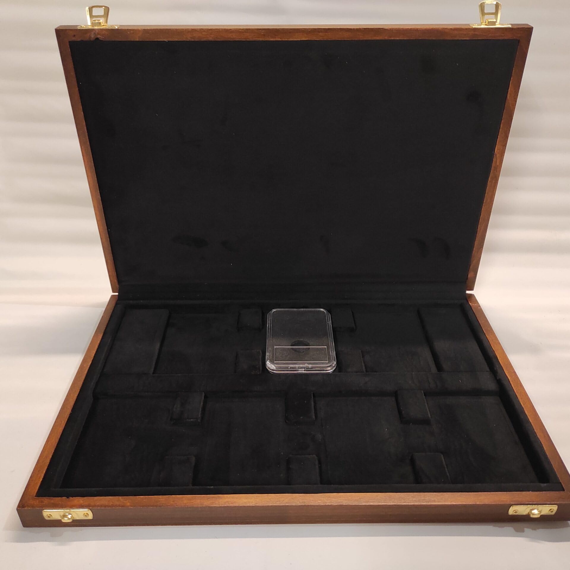 Caja para Monedas en Slab NGC PCGS, 8 Compartimentos, Madera Maciza y Terciopelo, Artesanal numerada y certificada