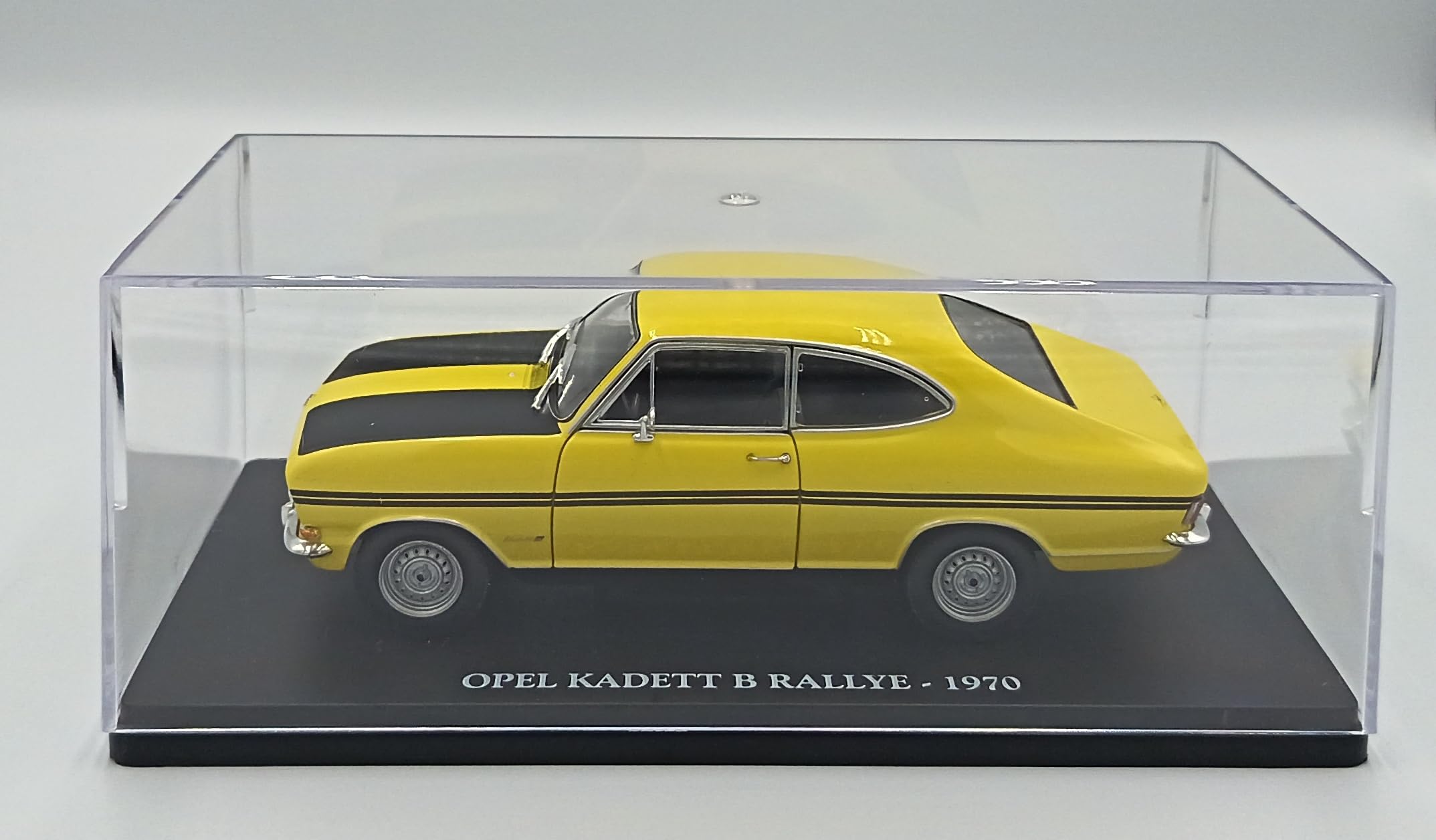 OPO 10 Modellino da Collezione in Scala 1/24 Compatibile con Opel Kadett B Rallye (1970) VC056