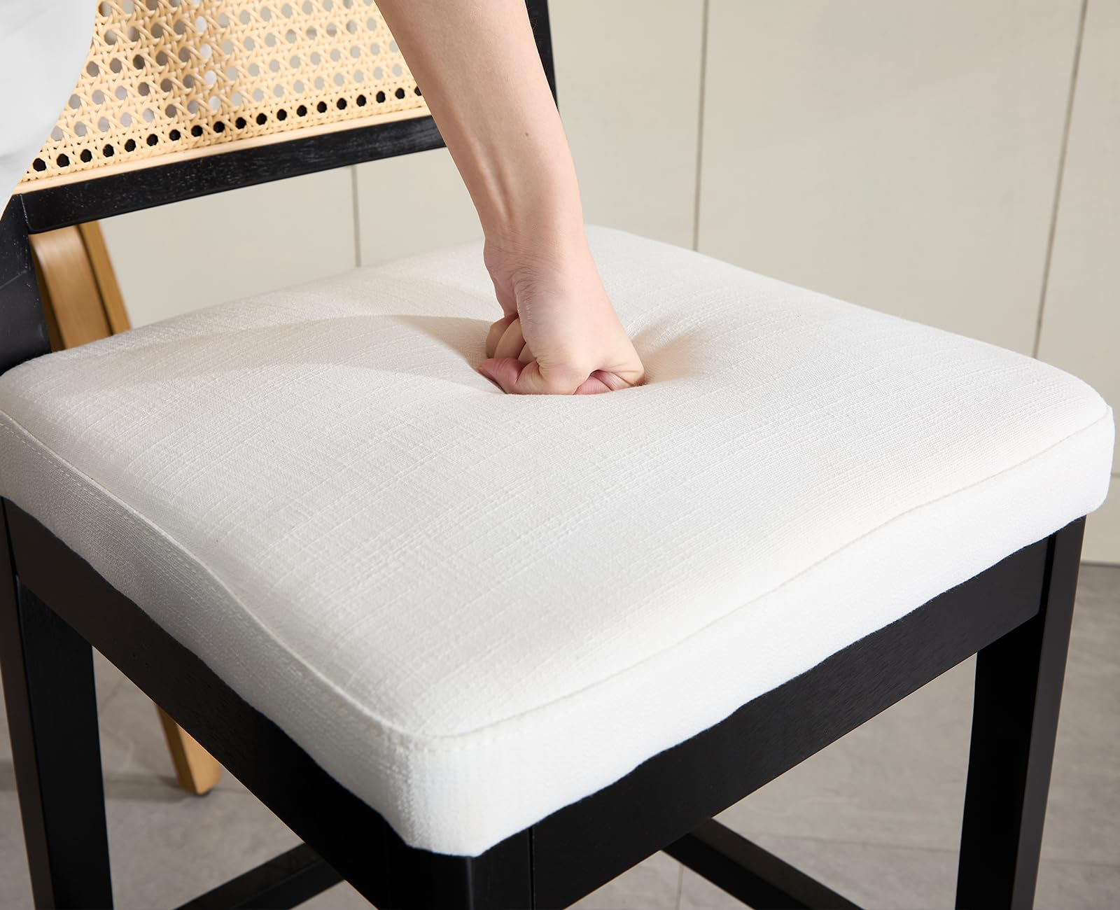 Lot de 2 tabourets de bar rétro avec dossier en tissu et rotin avec pieds en bois pour île/salon, tabourets de comptoir rembourrés noirs