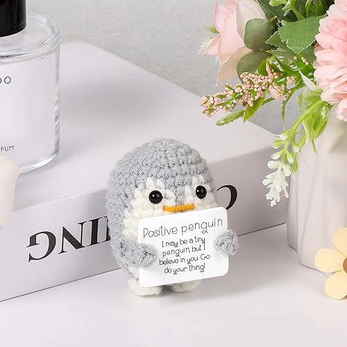 Vista 26 de BOXOB Mini pingüino positivo divertido, 2.6 pulgadas, lindo juguete de pingüino de punto con tarjeta positiva, muñeca de ganchillo de pingüino Negro