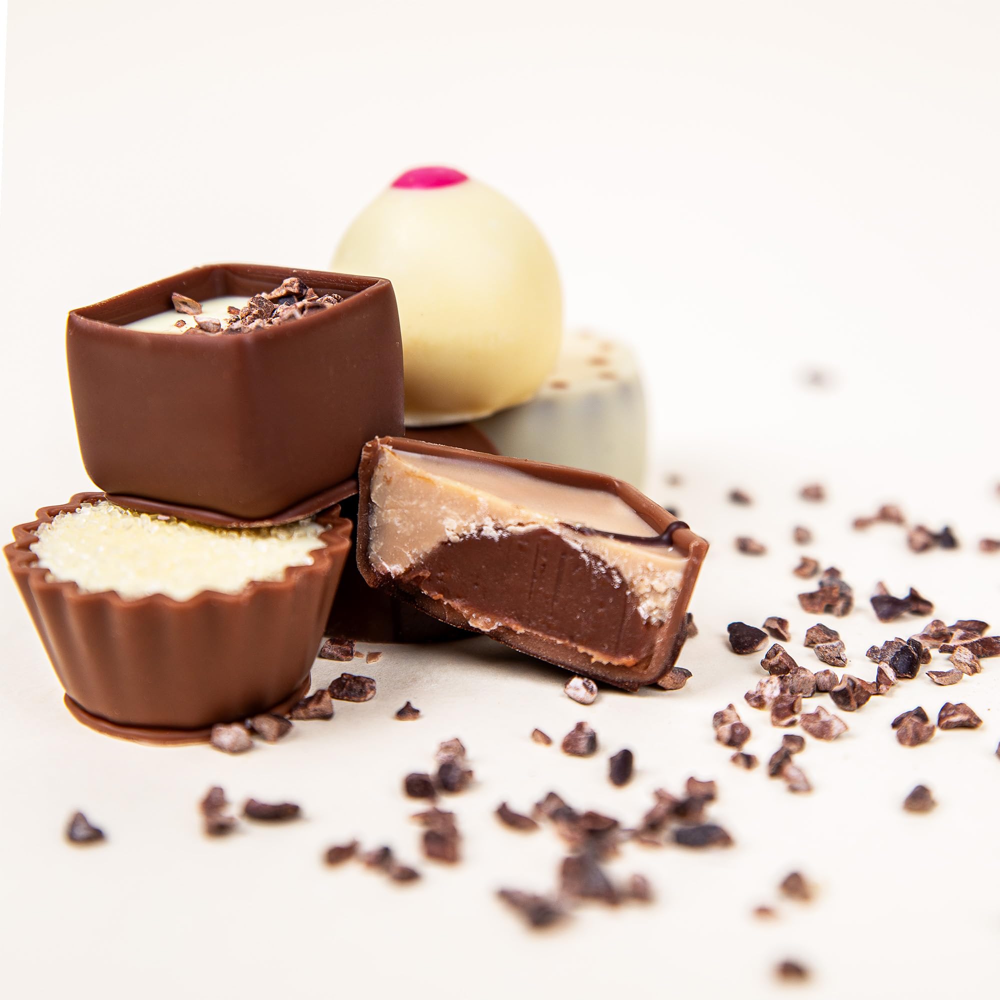 CHOCOLISSIMO - Czekoladki Wielkanocne w Pięknym Drewnianym Pudełku, 4 Ręcznie Robione Praliny, Wielkanocny Prezent dla Koneserów, Wielkanocne Czekoladowe Słodycze, Słodkie Prezenty
