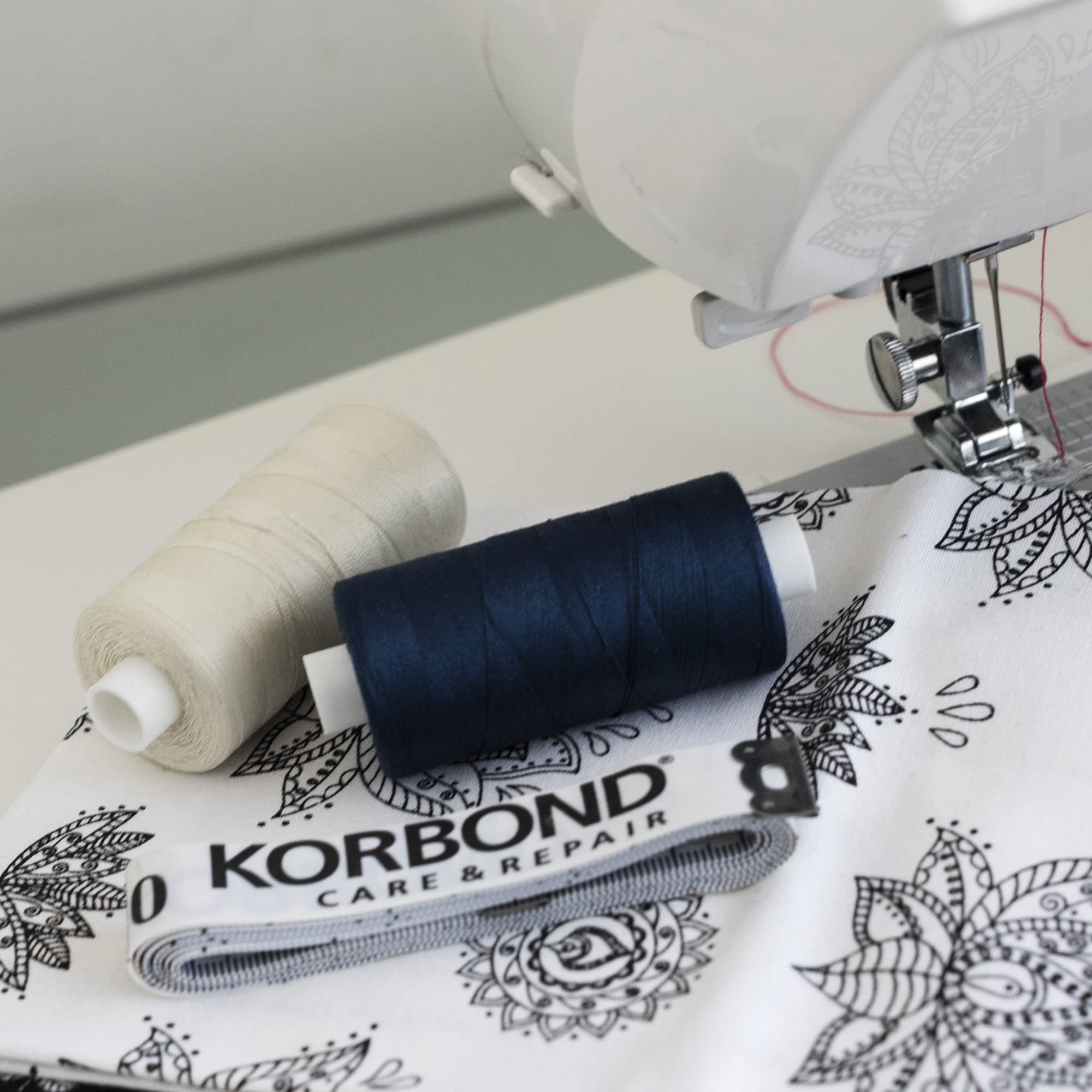 Korbond Juego de hilos multicolor de 8000 m, 8 bobinas de hilo de poliéster de 1000 m, negro, blanco, azul marino, rojo, crema, gris, marrón y natural