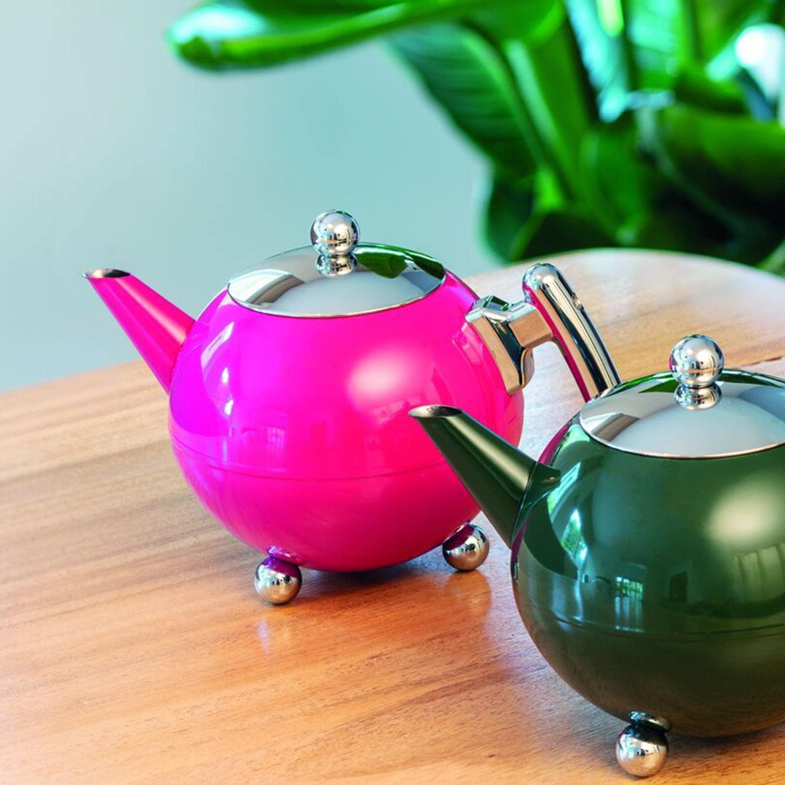 Bredemeijer Teekanne 1,2 Liter - Edelstahl doppelwandig Pink - große Edelstahlkanne mit Tee-Filter-Sieb-Aufsatz für losen Tee oder Teebeutel - Teebereiteer inkl. schwarzem Holz-Untersetzer