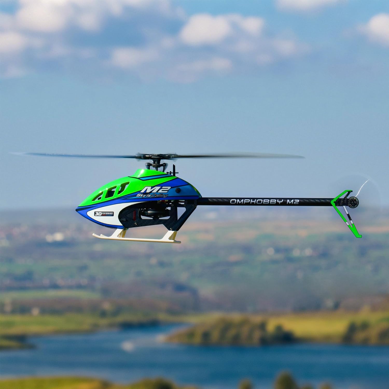 Hélicoptère OMPHOBBY M2 V3 PRO survolant un paysage