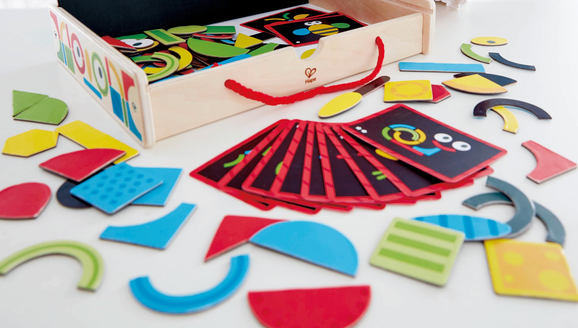 Hape Magnetische Kunstbox – Beidseitige Magnettafel mit Formen und Zubehör, tragbares Kreativ- und Motorikspielzeug, pädagogisches Bastel- und Motorikspielzeug, für Kinder ab 3 Jahren